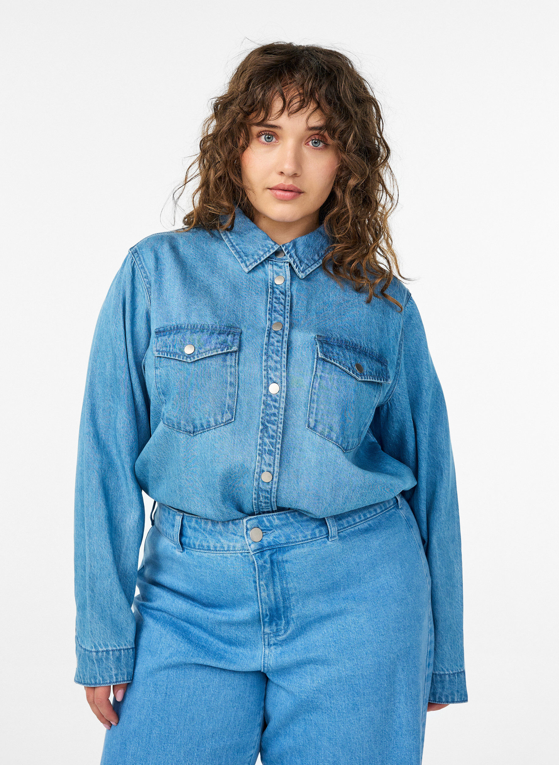 Denim shirt with chest pockets, Blue, Model