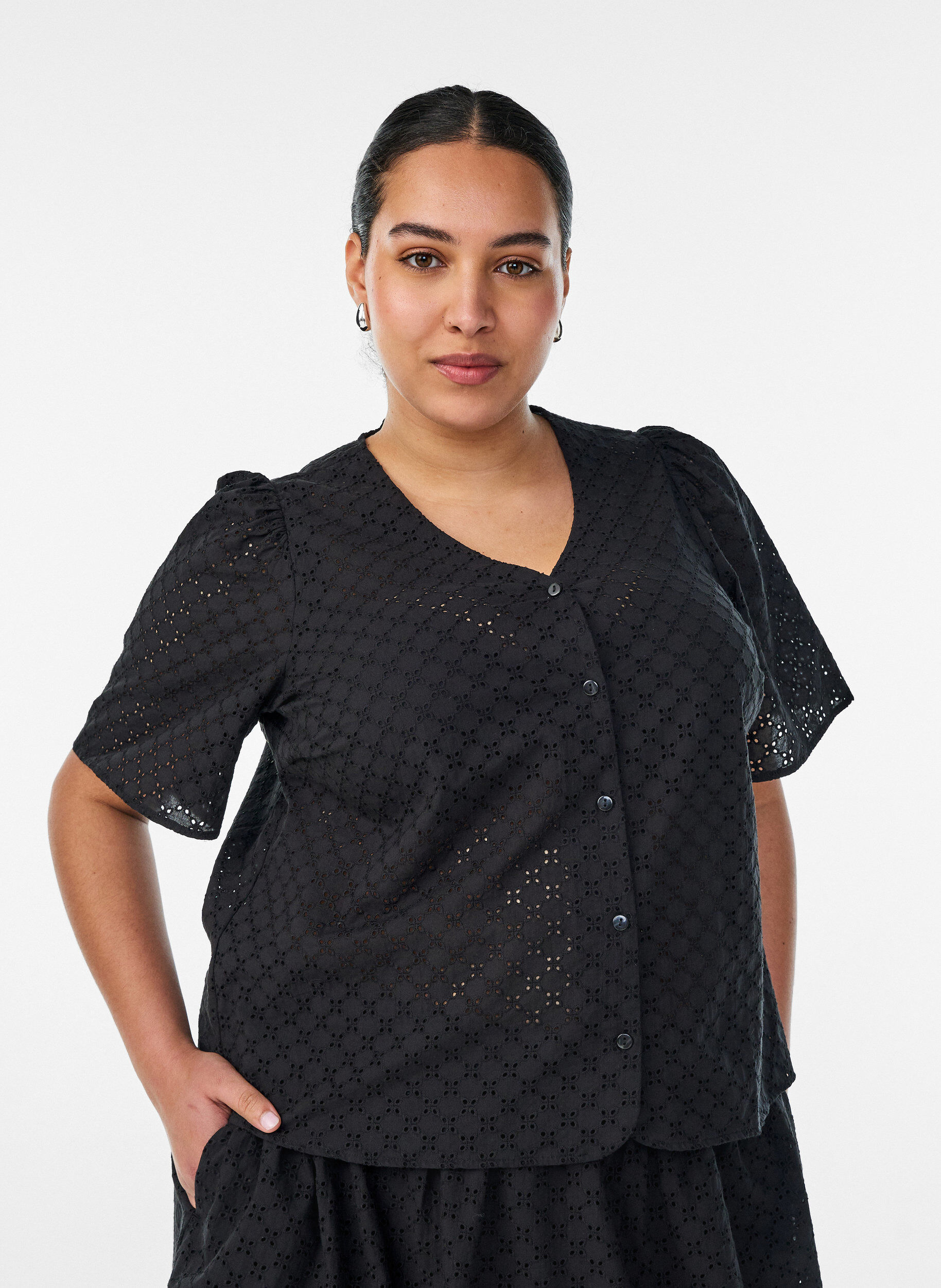 Zizzifashion Blouse in broderie anglaise with button fastening, Black, Model image number 0