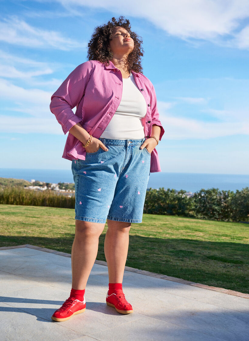 High-waist denim shorts with embroidered hearts, Light Blue, Image image number 0