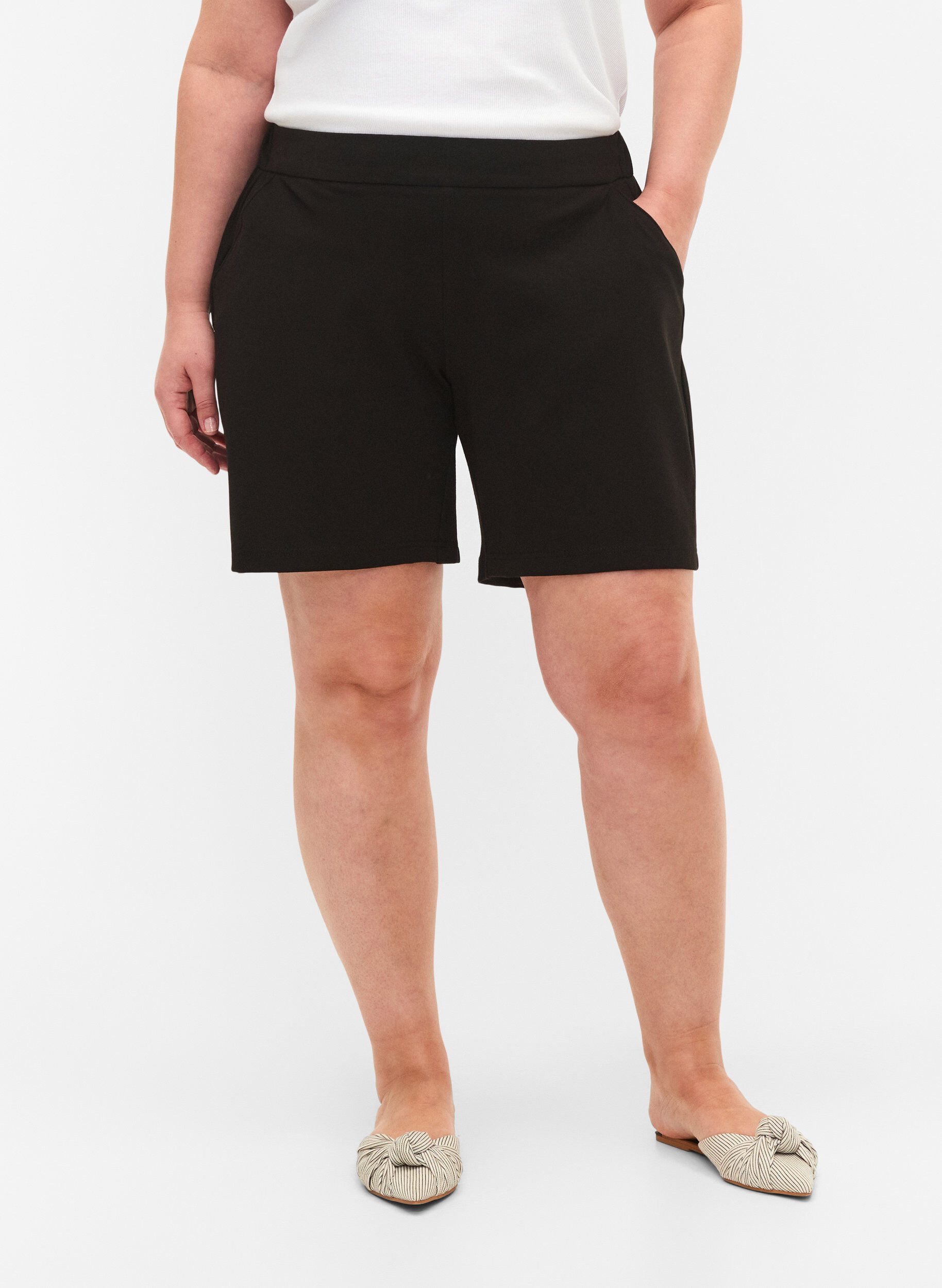 Zizzifashion Maddison shorts with regular fit, Black, Model image number 2