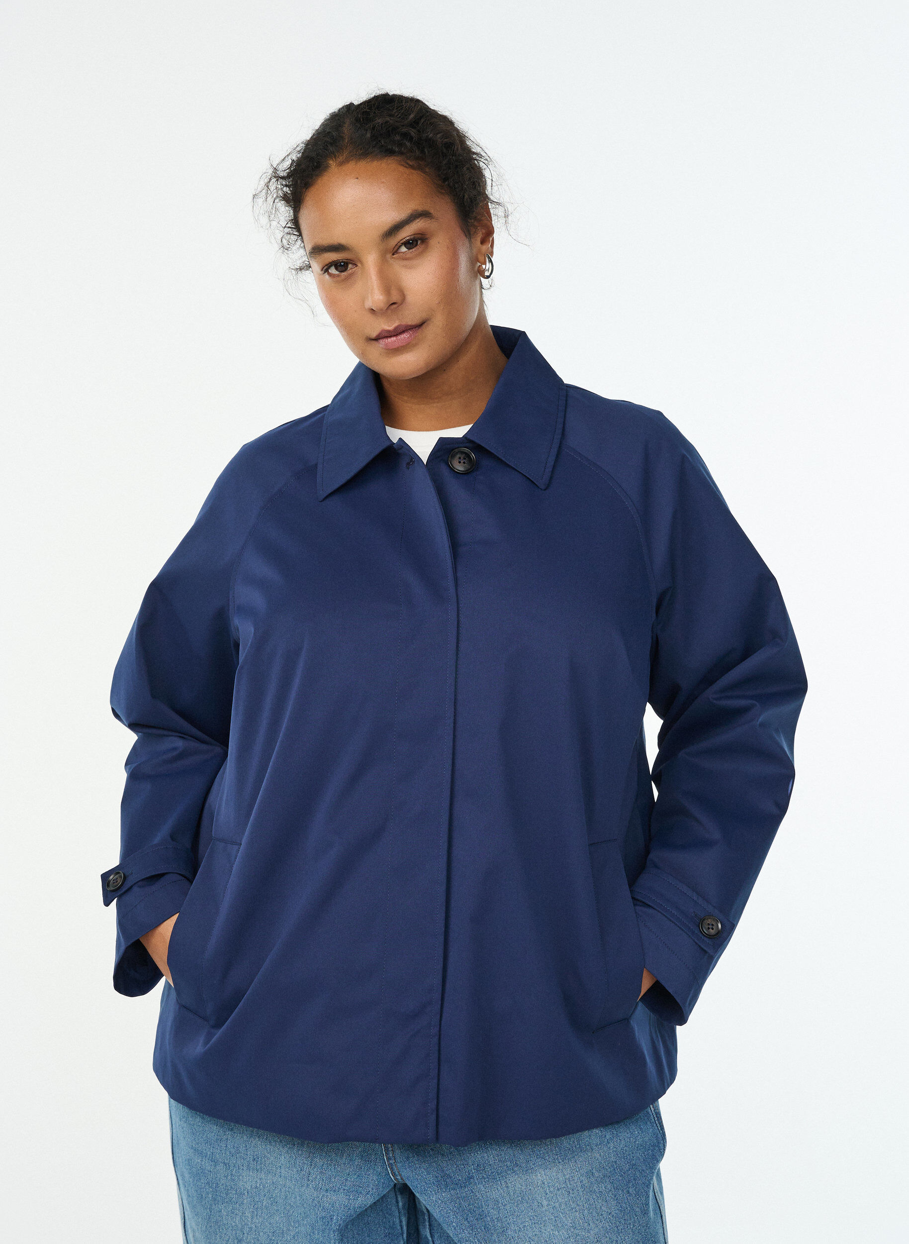 Short trench coat with collar and raglan sleeves, Blue, Model