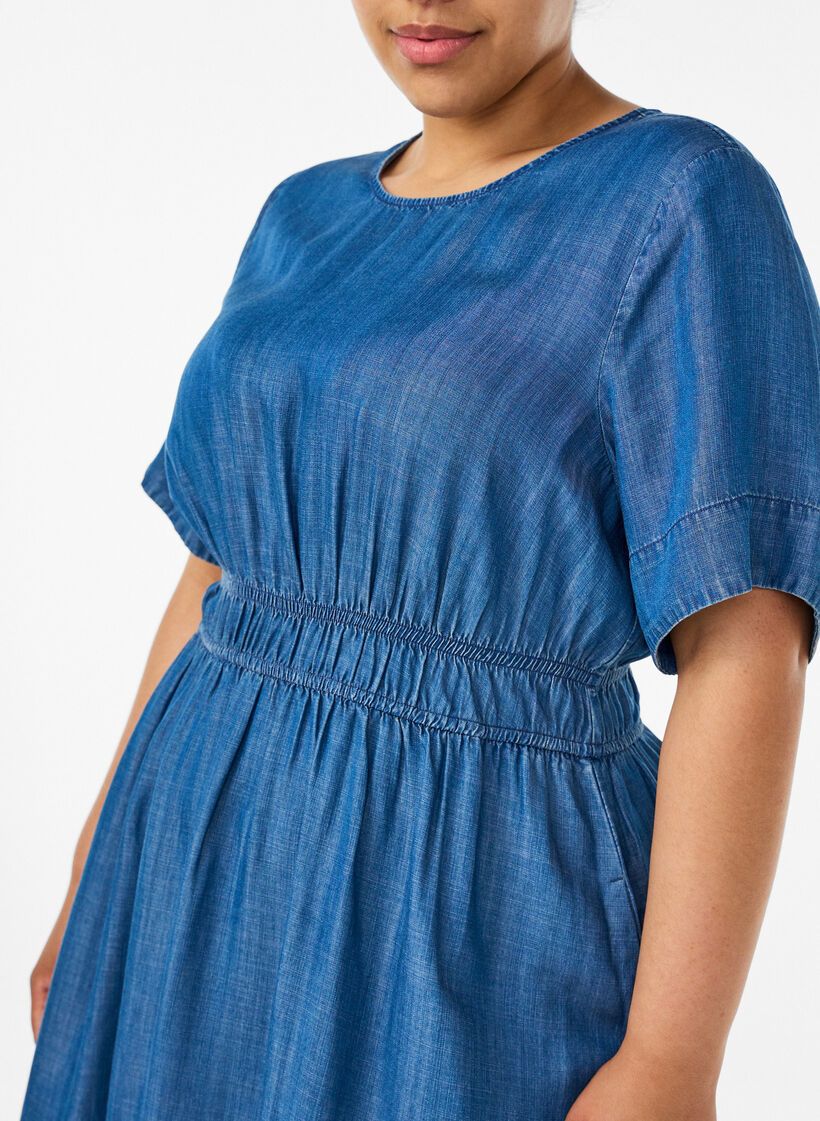 Midi dress in a denim look with an elasticated waist, Blue, Model image number 2