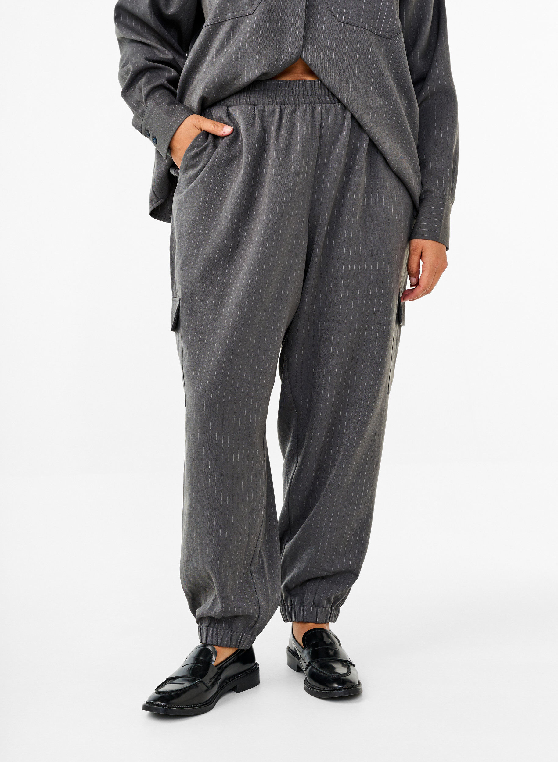 Zizzifashion Trousers with cargo pockets and elasticated waist, Dark Grey, Model image number 2