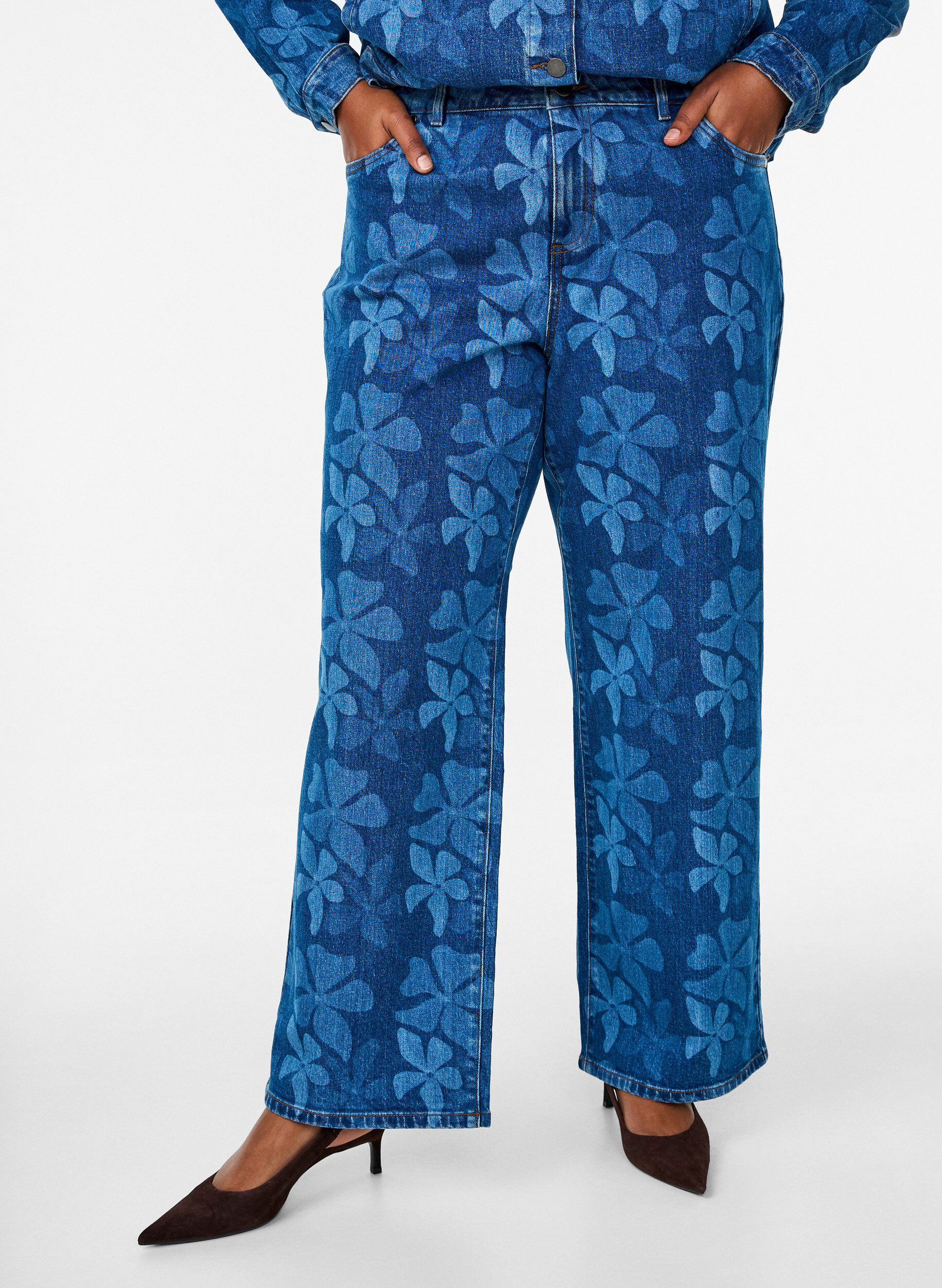 Zizzifashion Myra jeans in floral denim with a wide fit, Blue, Model image number 2