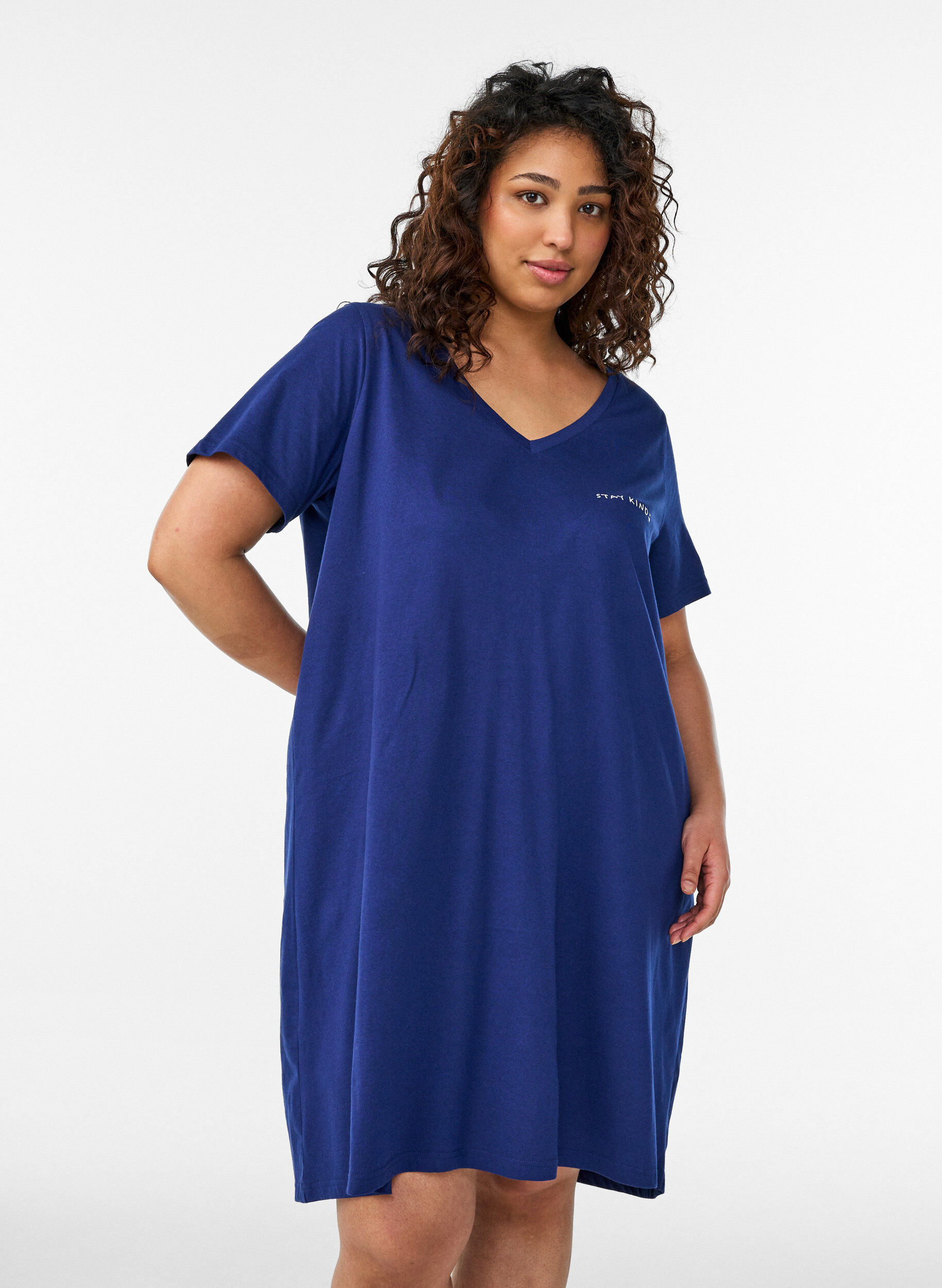 Organic cotton nightdress with V-neck, Blue, Model