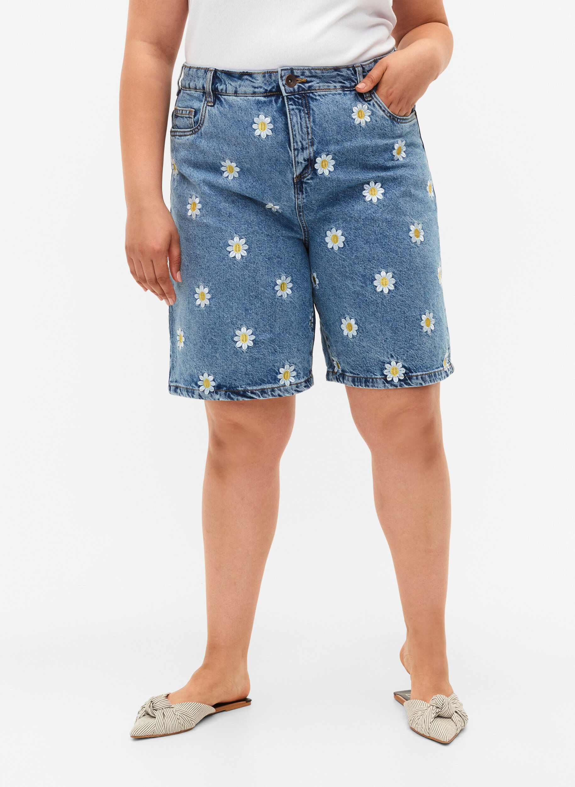 Zizzifashion High waisted Mille shorts with embroidered flowers, Light Blue Flower, Model image number 2