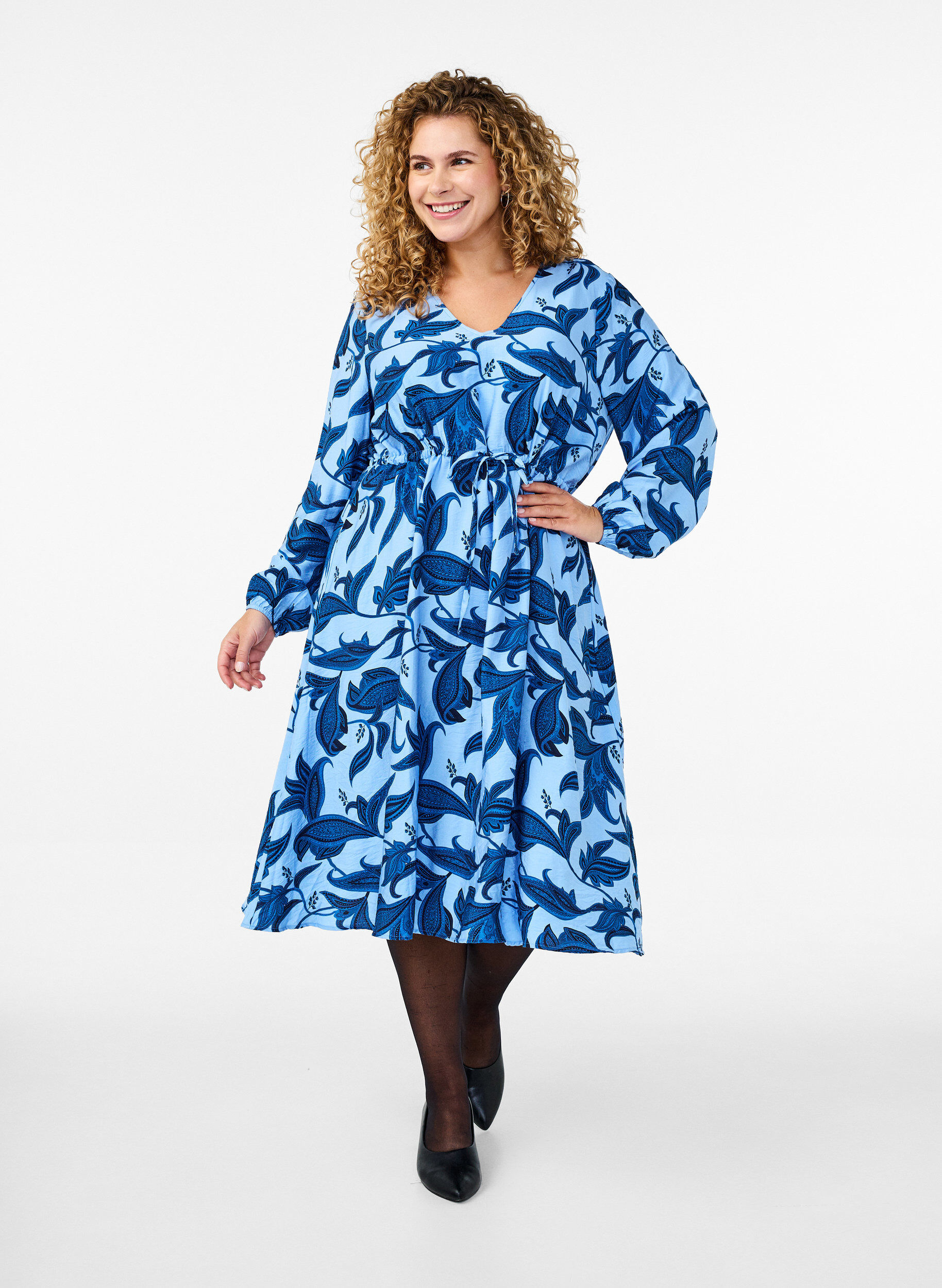Long-sleeved dress with paisley print and tie belt, Blue, Model
