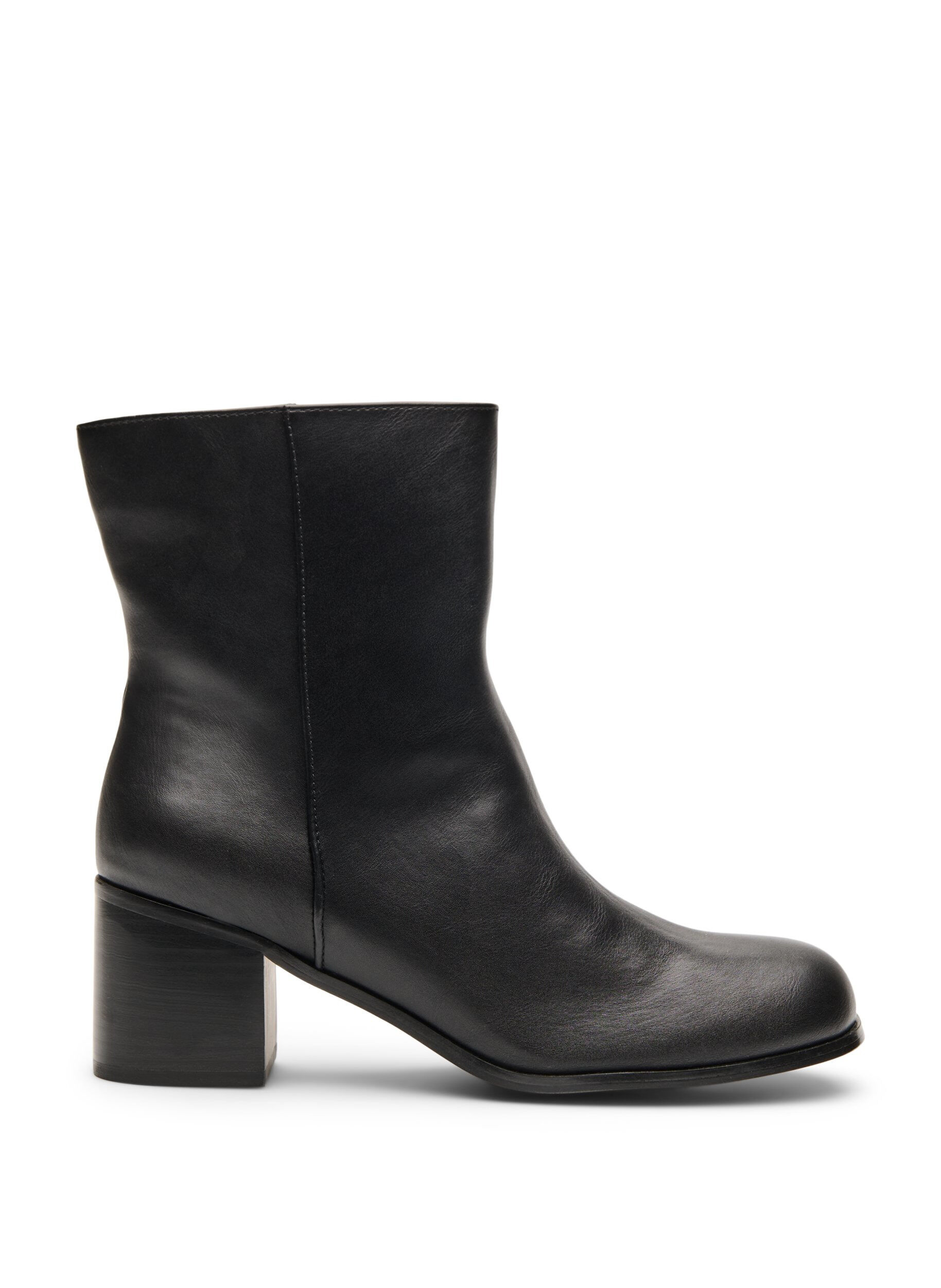 Wide fit - Ankle boot with a round toe and block heel