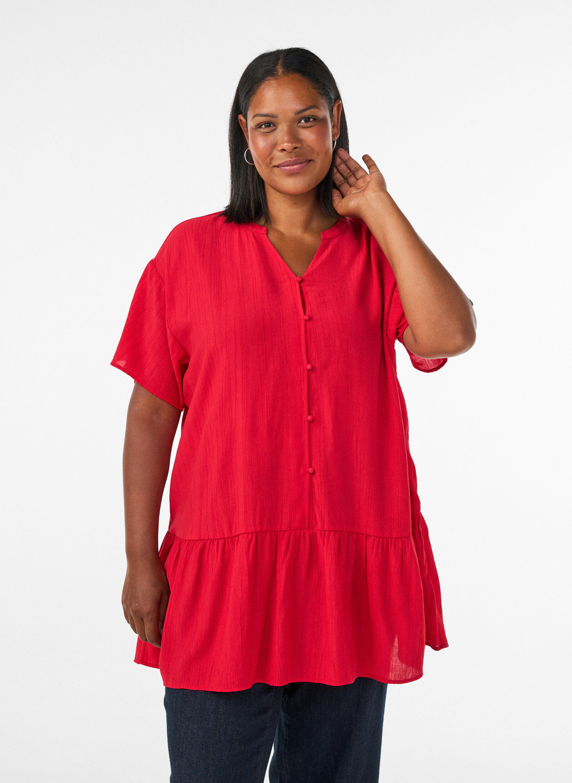 Loose tunic with crinkled texture and ruffle hem, Red, Model
