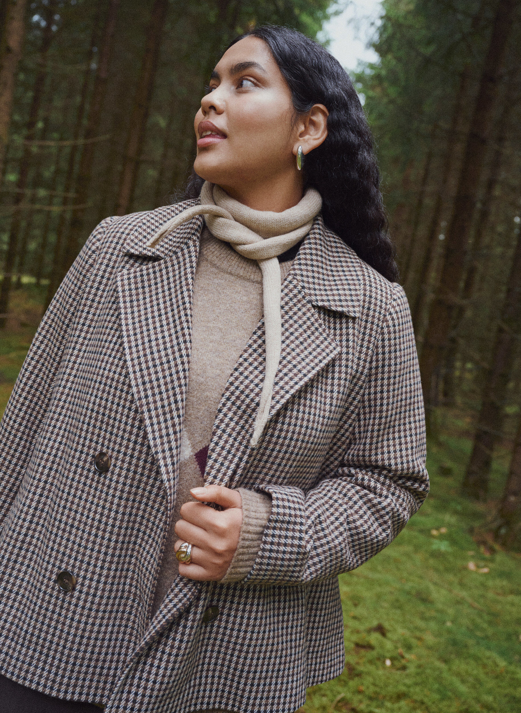 Short checked coat with double-breasted button fastening