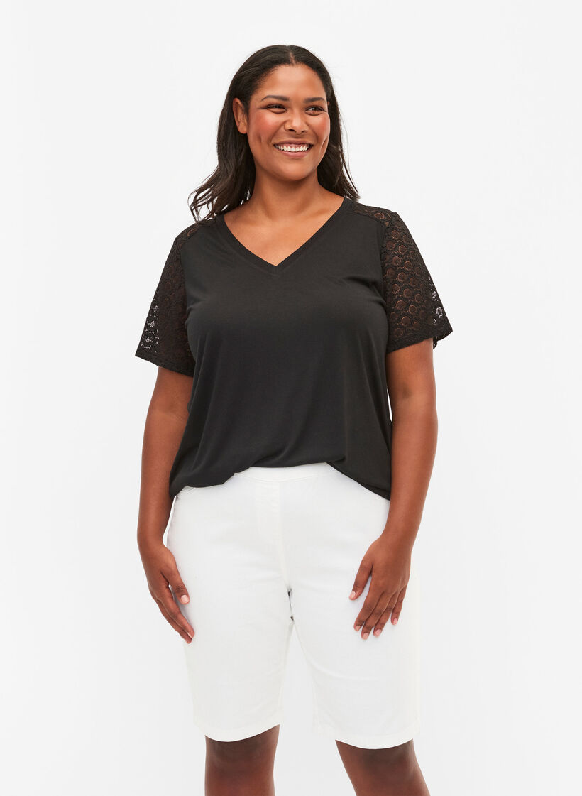 Close-fitting shorts with back pockets, White, Model image number 0