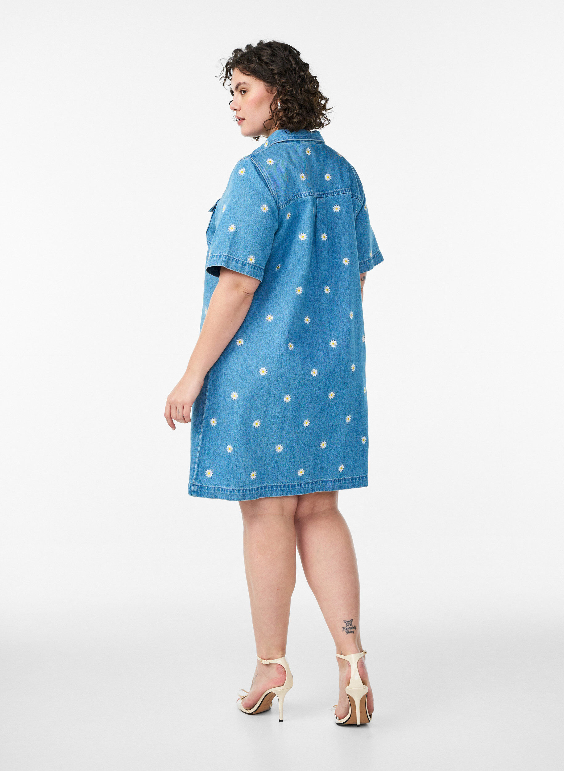 Zizzifashion Short denim dress with embroidered flowers, Light Blue, Model image number 2