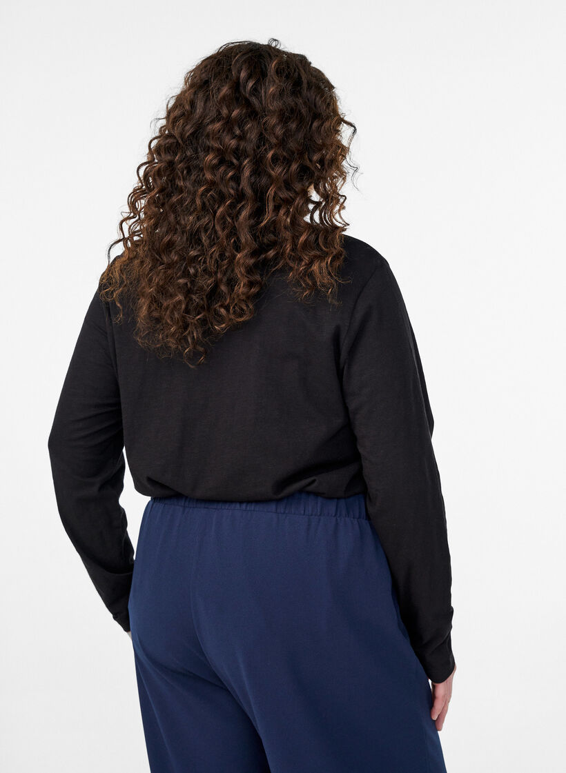 Long-sleeved t-shirt with V-neck and buttons, Black, Model image number 2