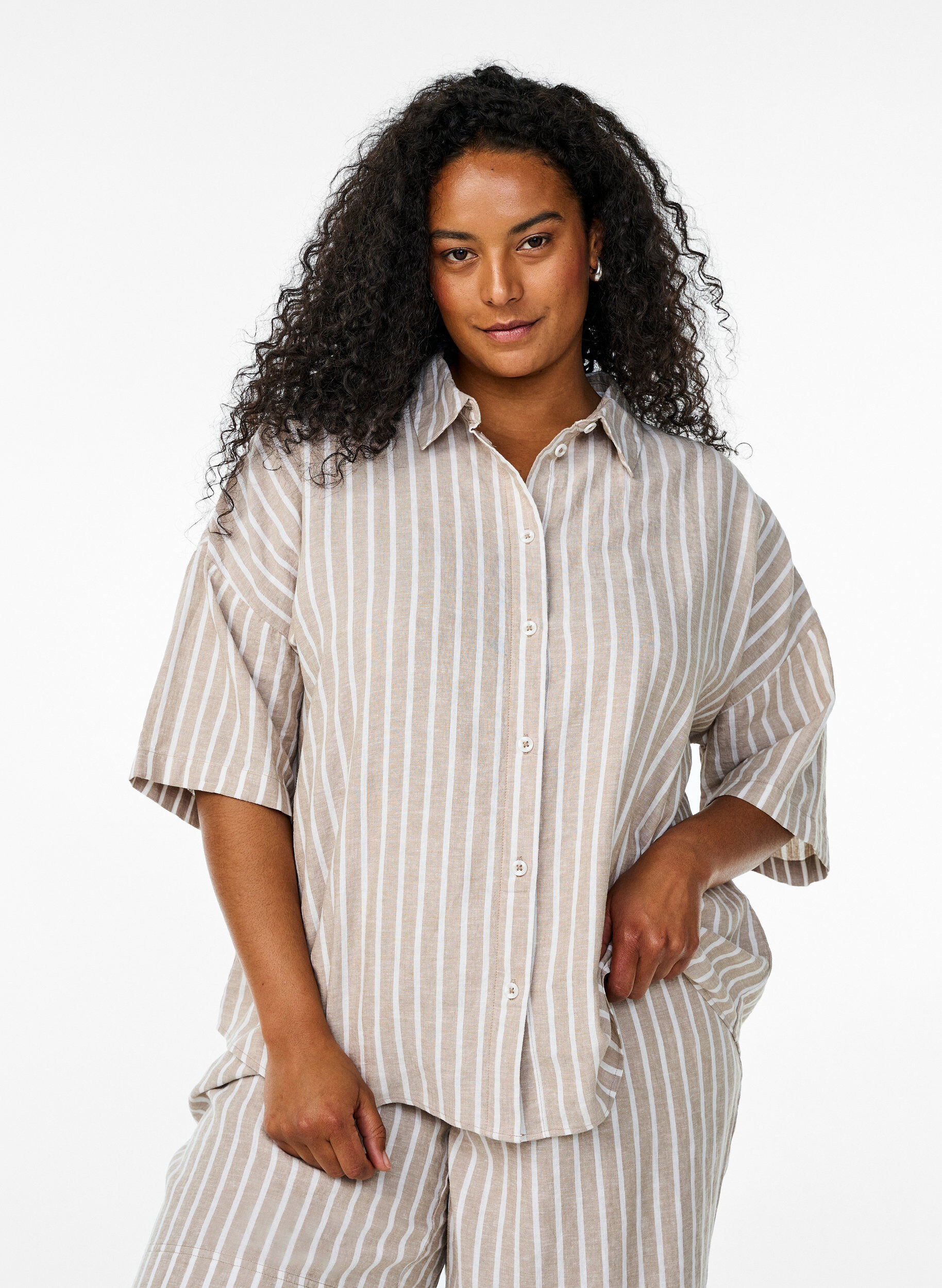 Striped shirt in linen and viscose, Beige, Model