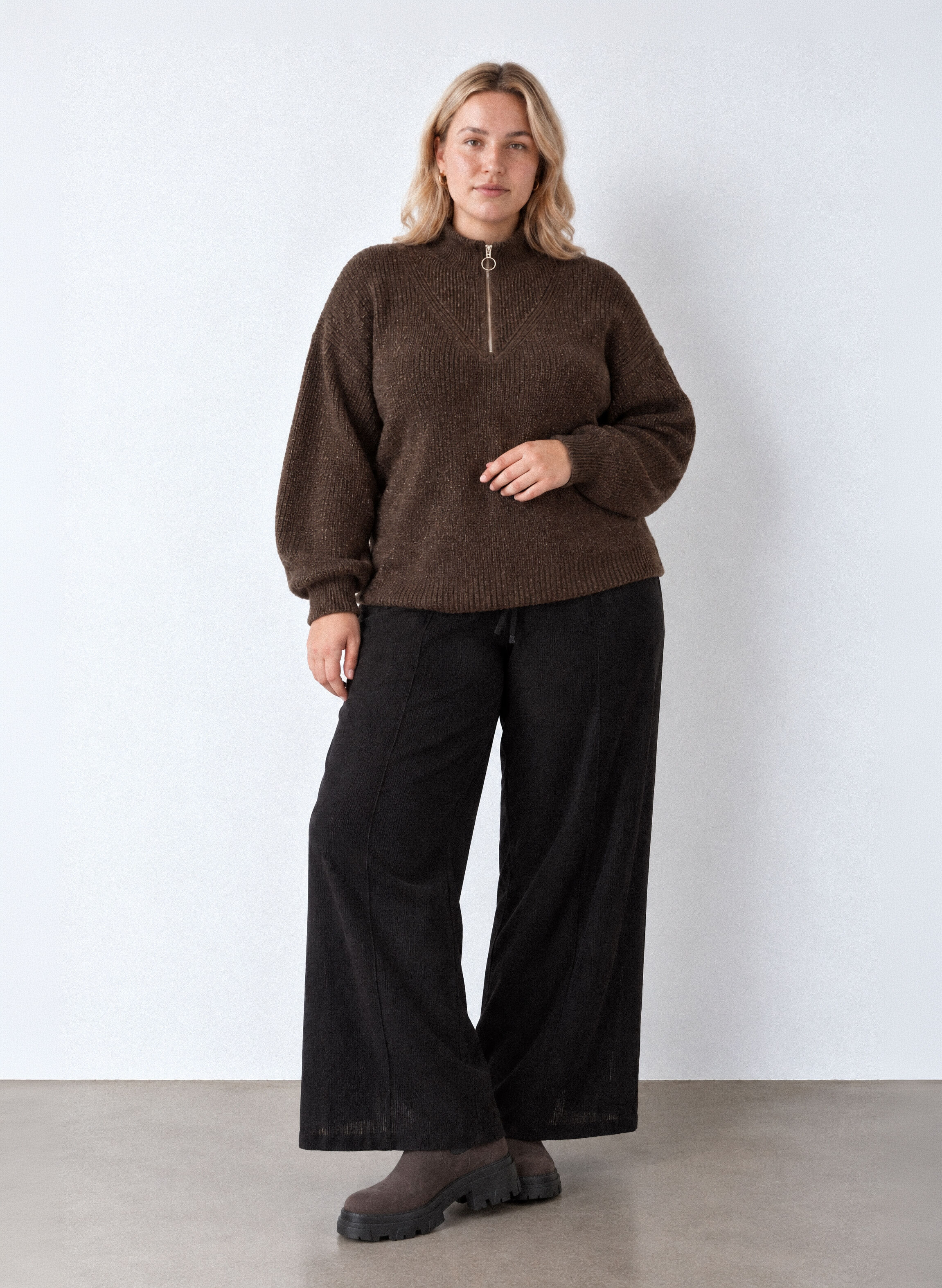 Relaxed elegance in earth tones, , Model