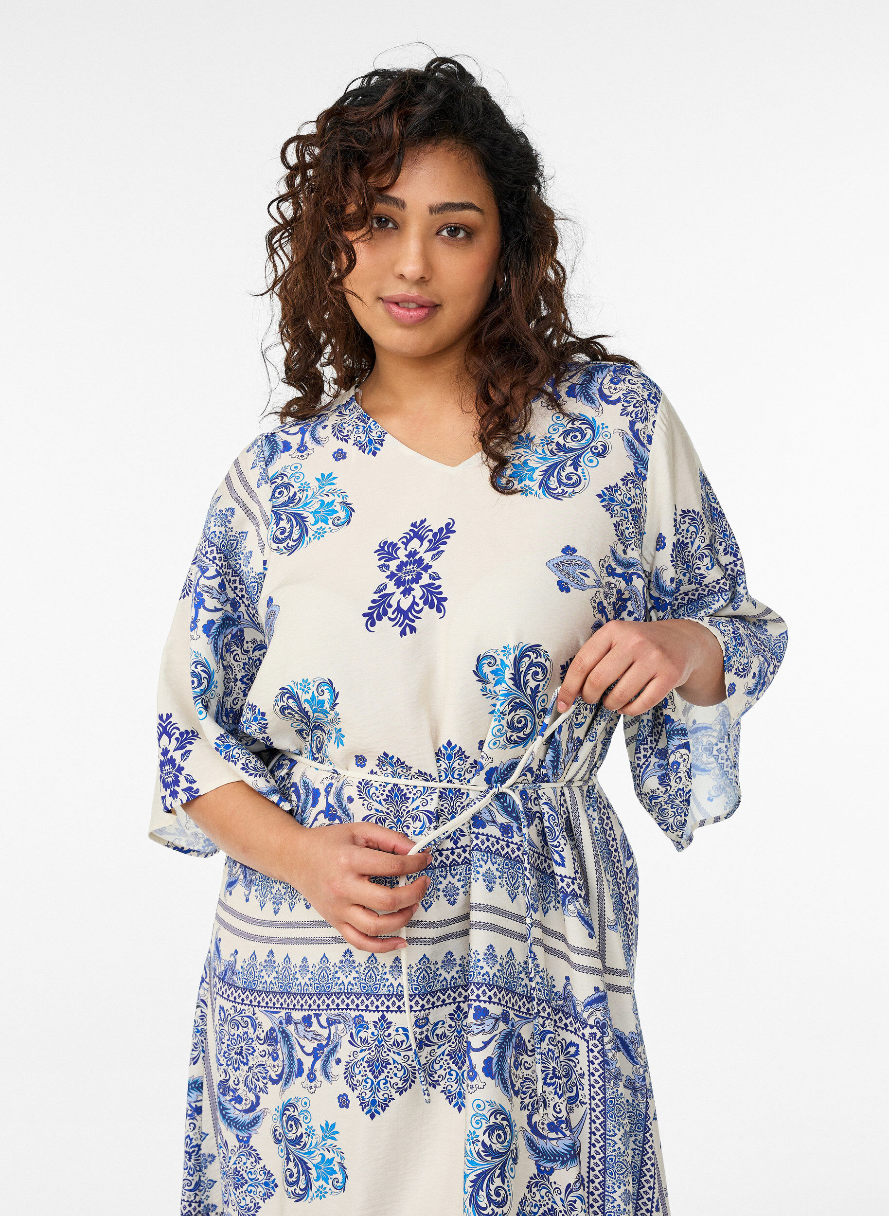 Zizzifashion Patterned midi dress in viscose with tie belt, Blue, Model image number 2