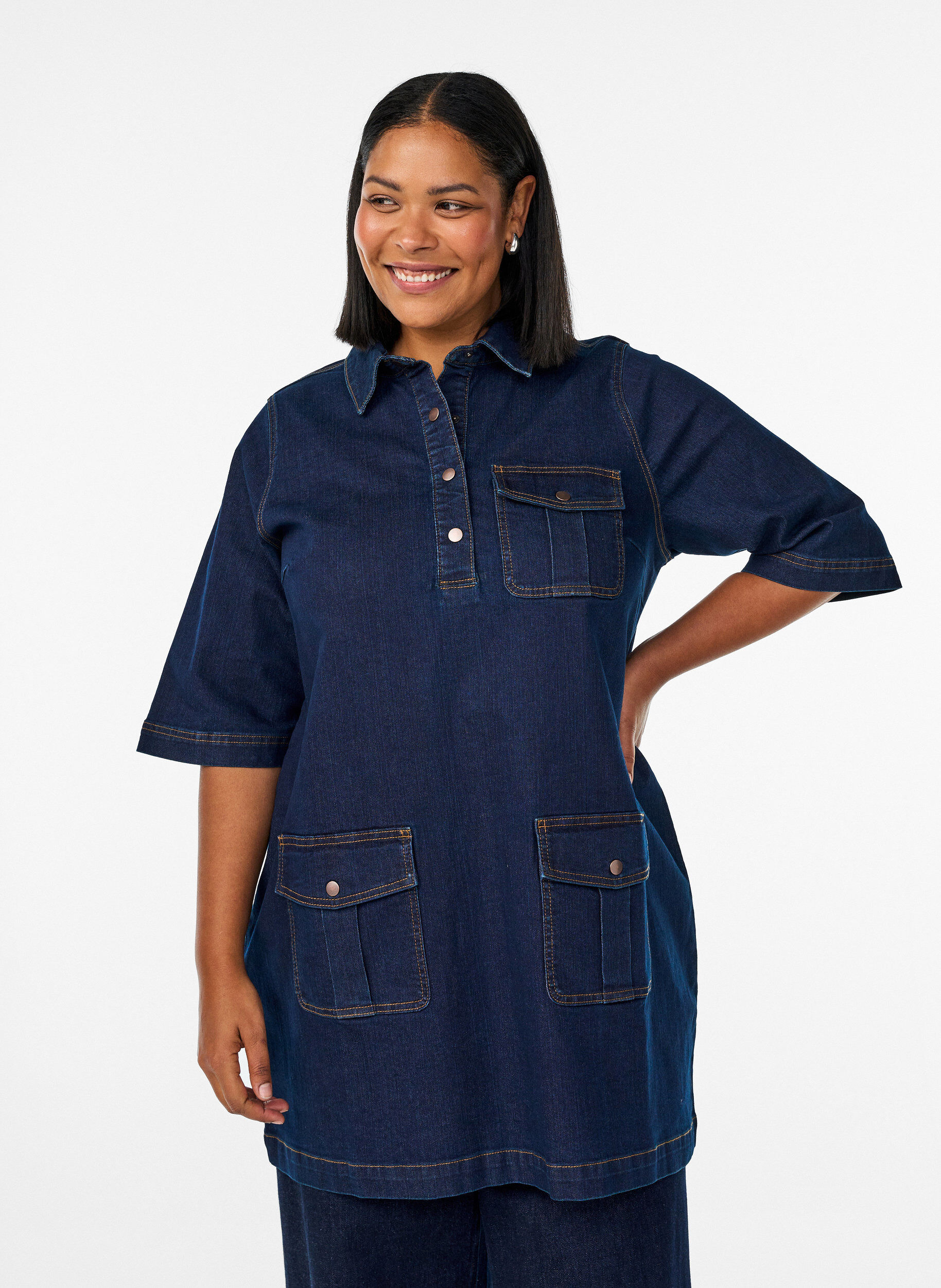 Denim dress with large pockets and 3/4 sleeves, Blue, Model