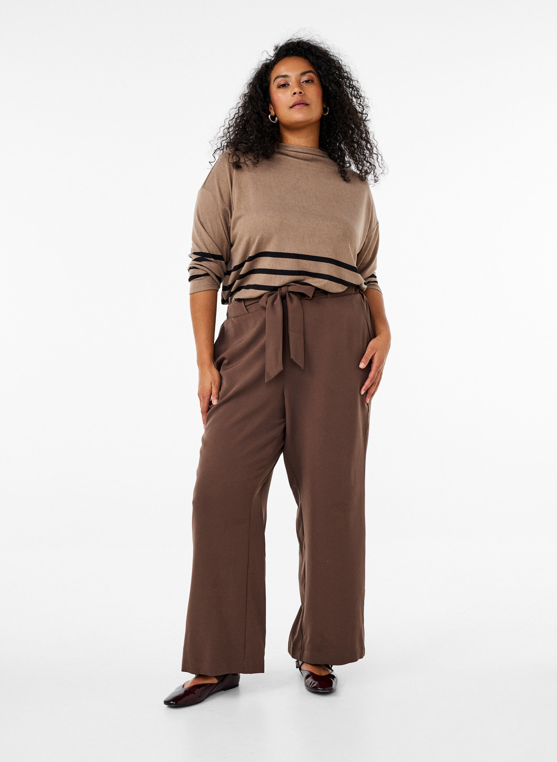 Loose trousers with high waist and tie belt, Brown, Model
