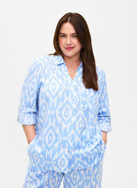 Patterned shirt with linen, Serenity AOP, Model