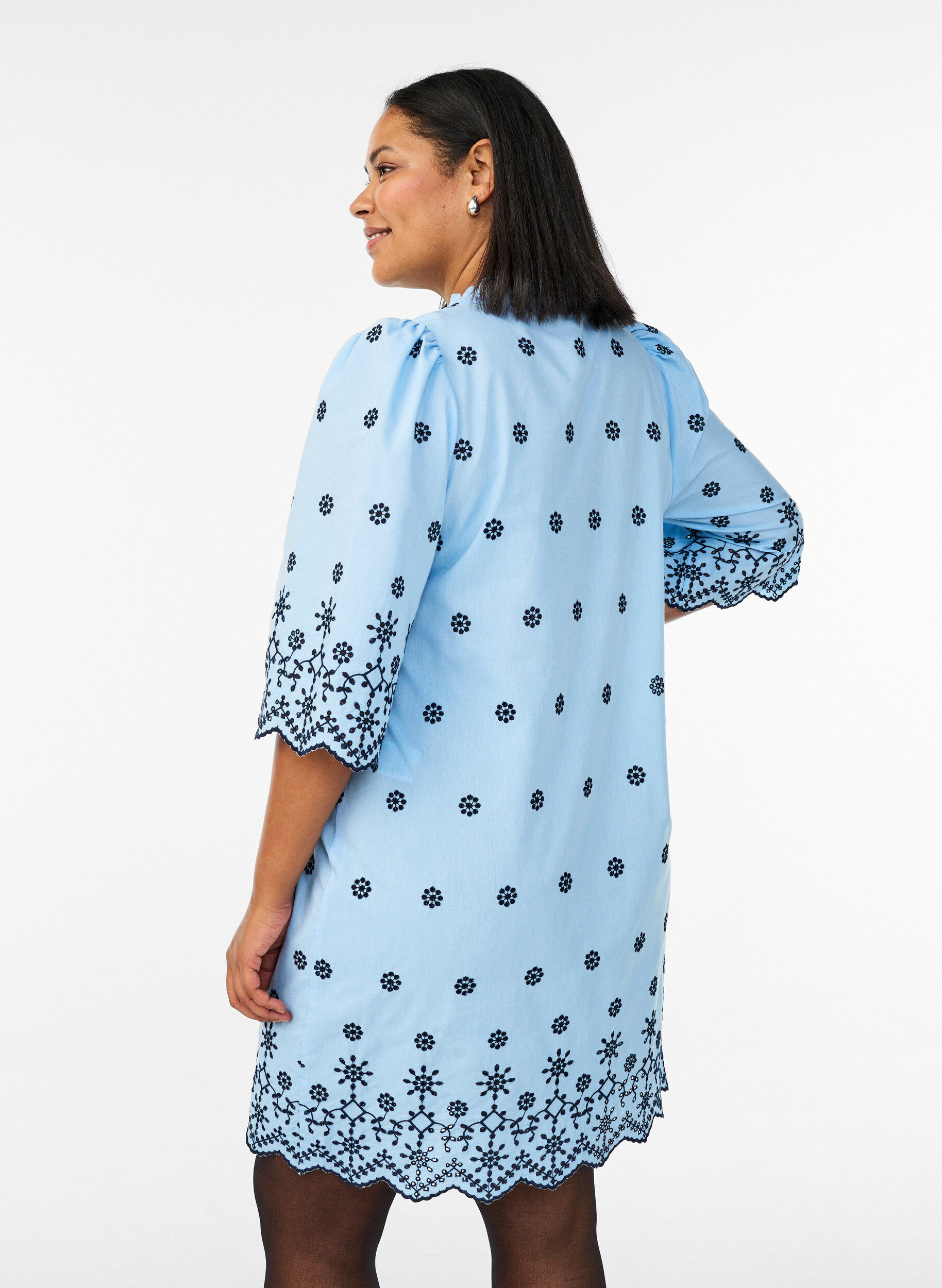 Zizzifashion Short dress with an embroidered pattern and 3/4 sleeves, Blue, Model image number 2