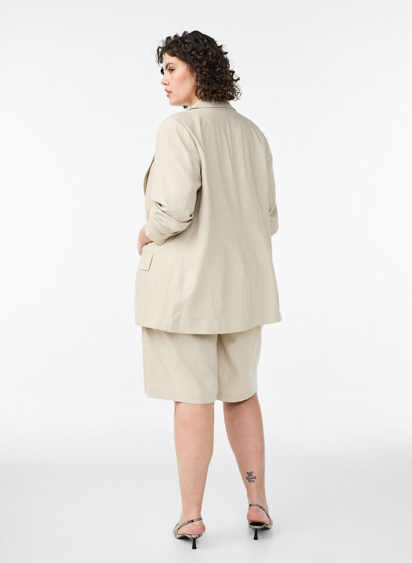 High-waisted Bermuda shorts in linen and viscose, Beige, Model image number 2