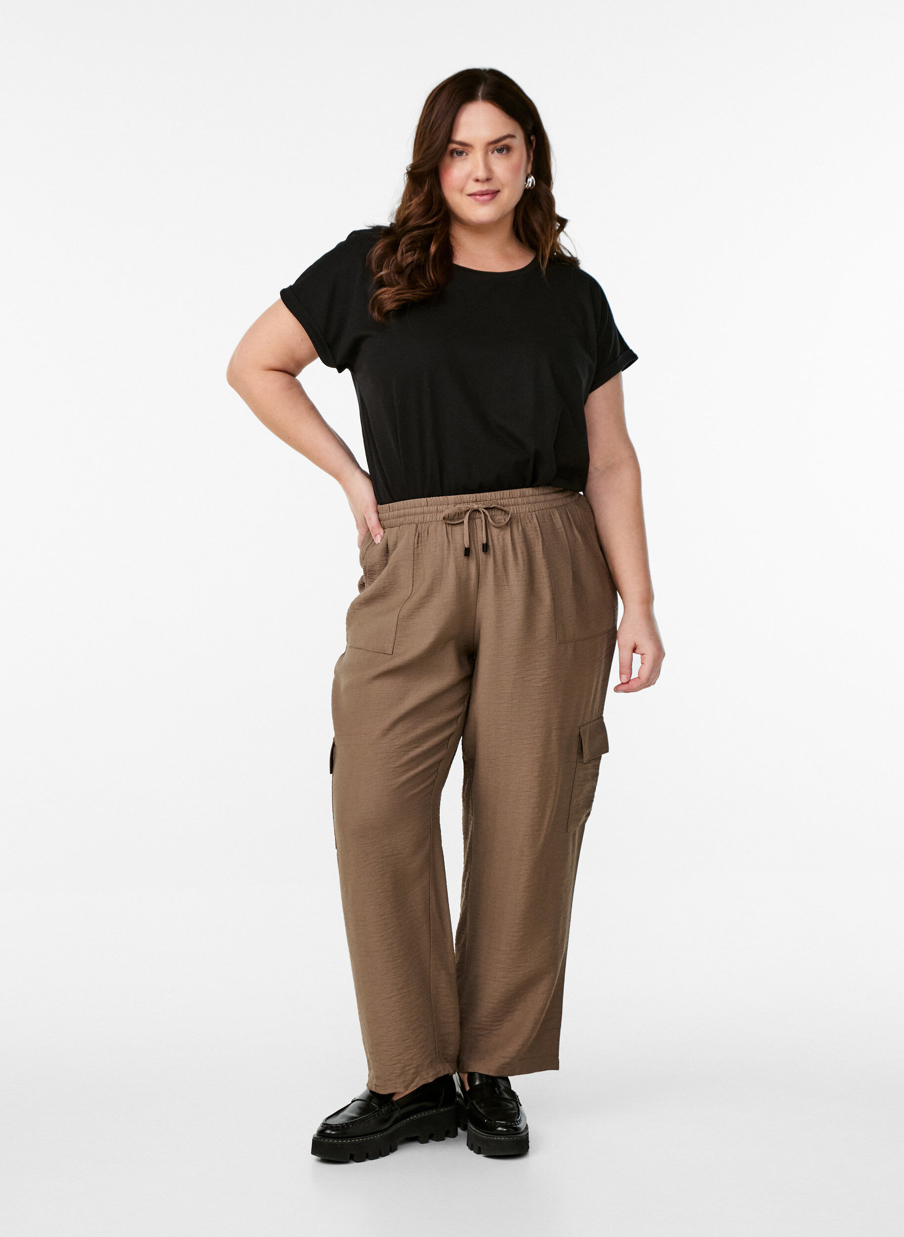 High-waisted cargo trousers, Beige, Model