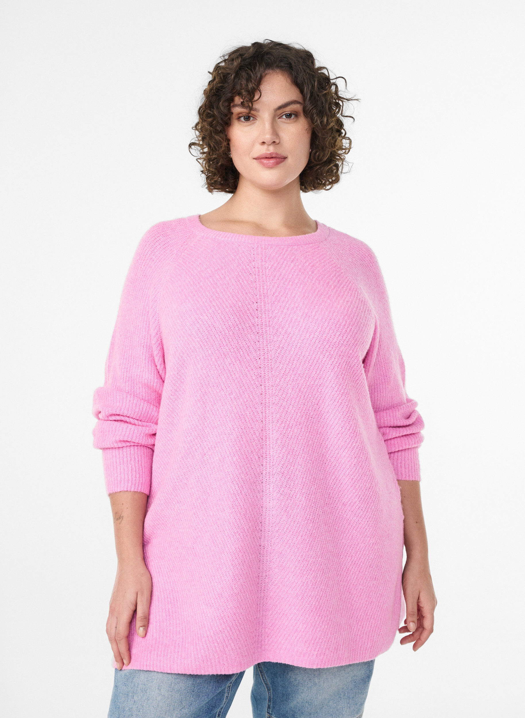 Knitted jumper with a diagonal pattern and raglan sleeves, Pink, Model