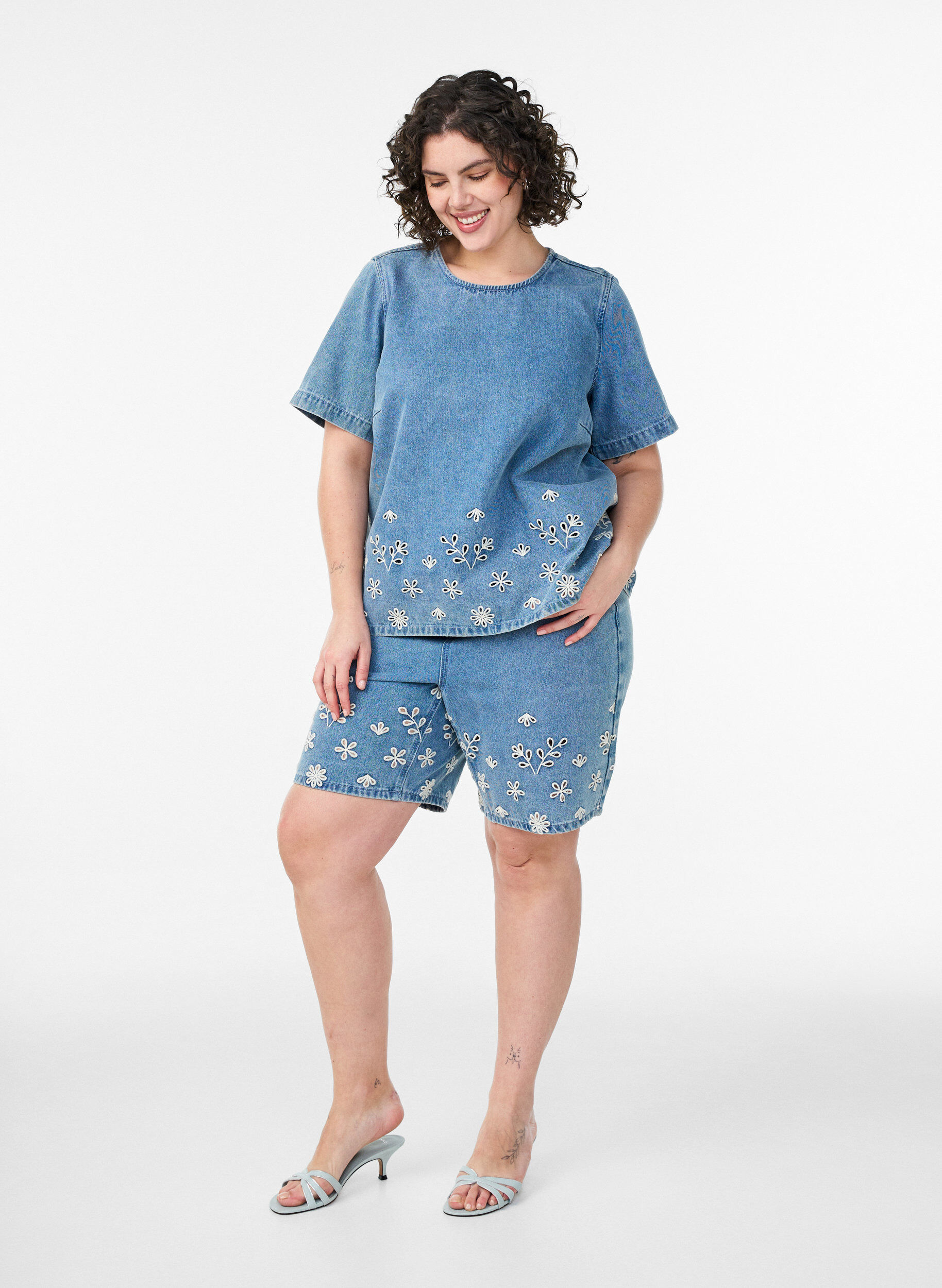 Zizzifashion Short-sleeved denim blouse with broderie anglaise, Light Blue, Model image number 1