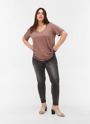 Organic cotton T-shirt with V-neckline, Deep Taupe, Model image number 2