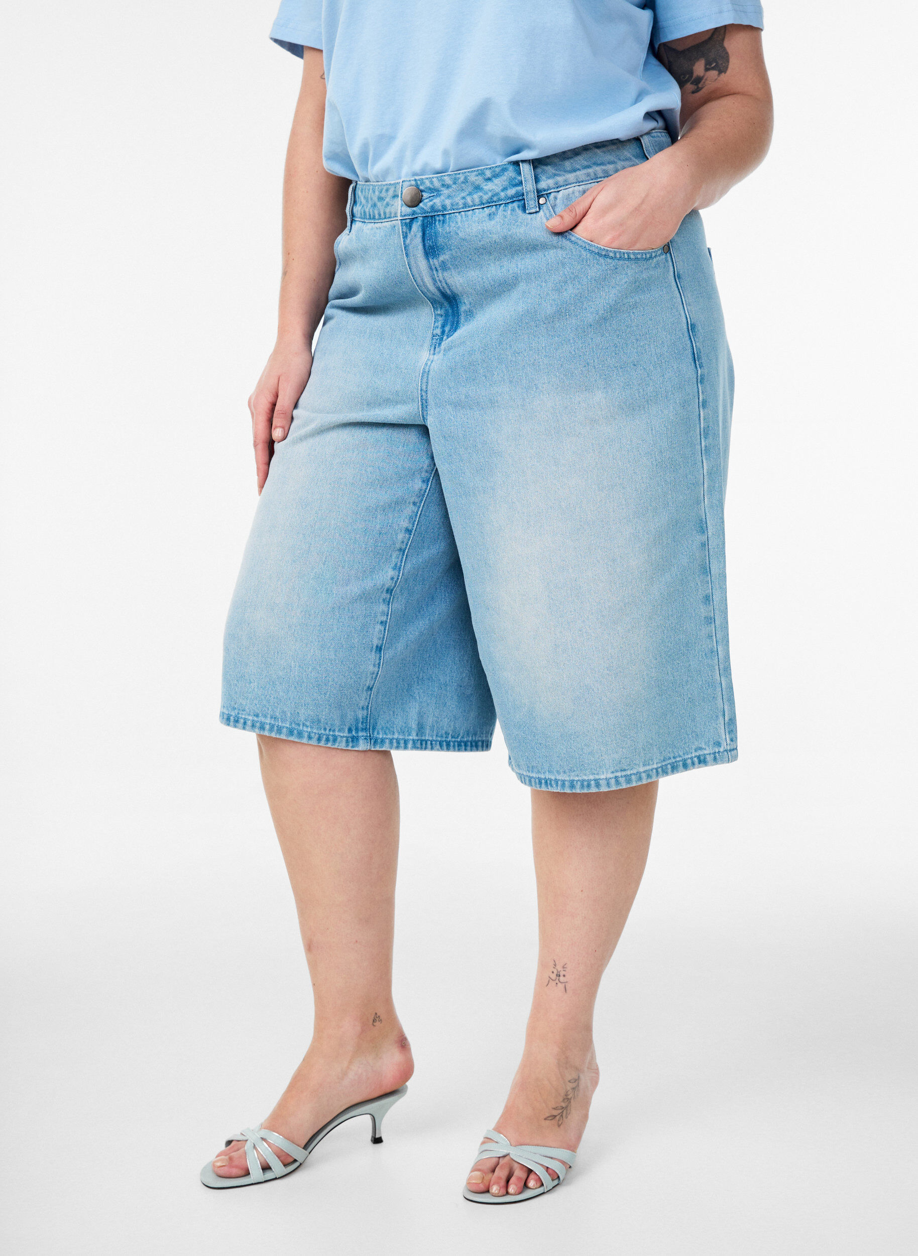 Zizzifashion High-waisted denim shorts, Light Blue, Model image number 2