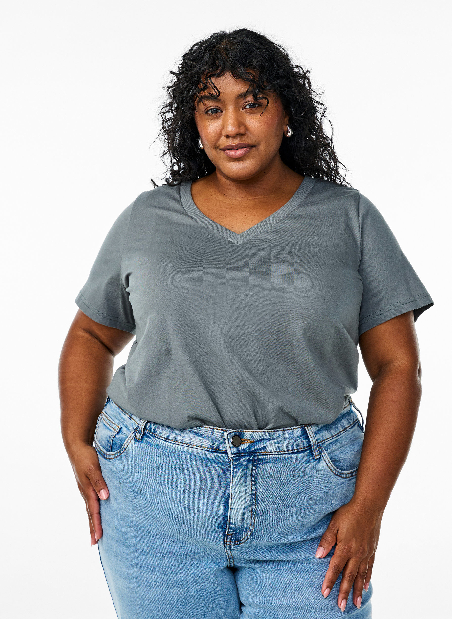 Basic cotton T-shirt with a V-neck, Green, Model