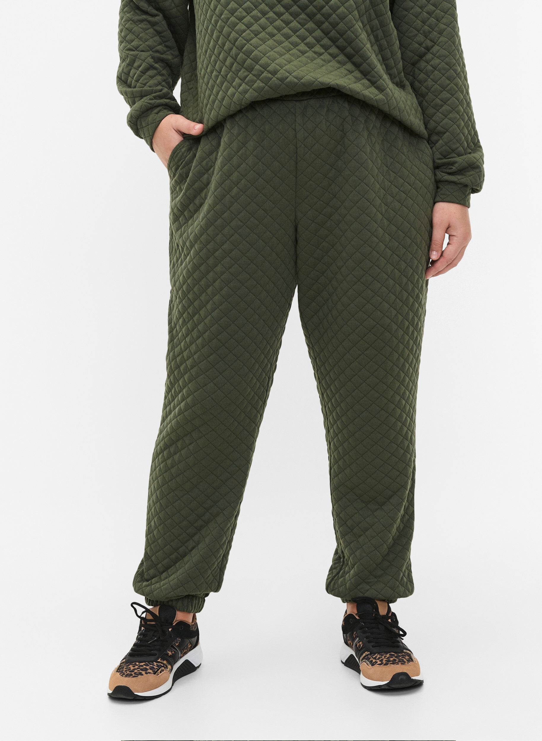 Zizzifashion Quilted jogging bottoms with pockets, Thyme, Model image number 2