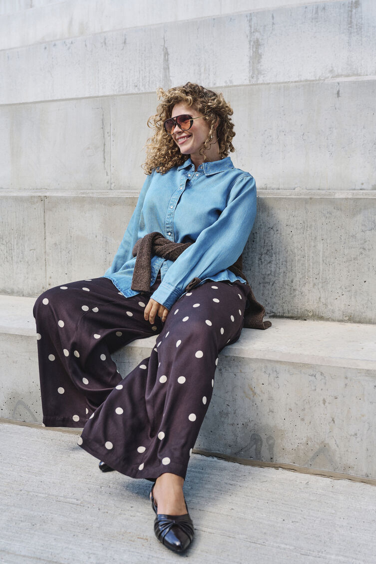 Relaxed dotted elegance, , Model