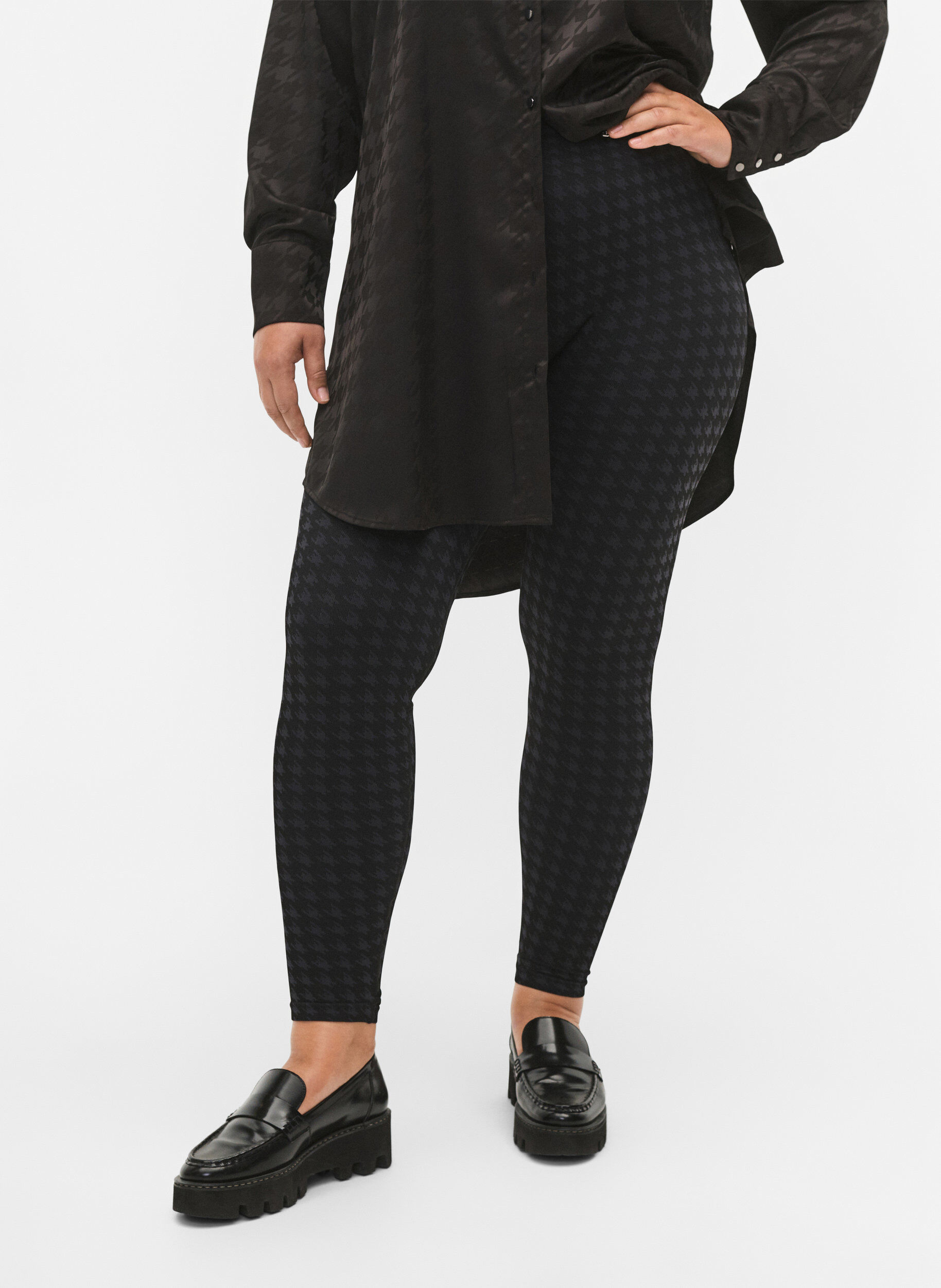 Zizzifashion Seamless leggings in houndstooth pattern, Black w. Dark Grey, Model image number 2