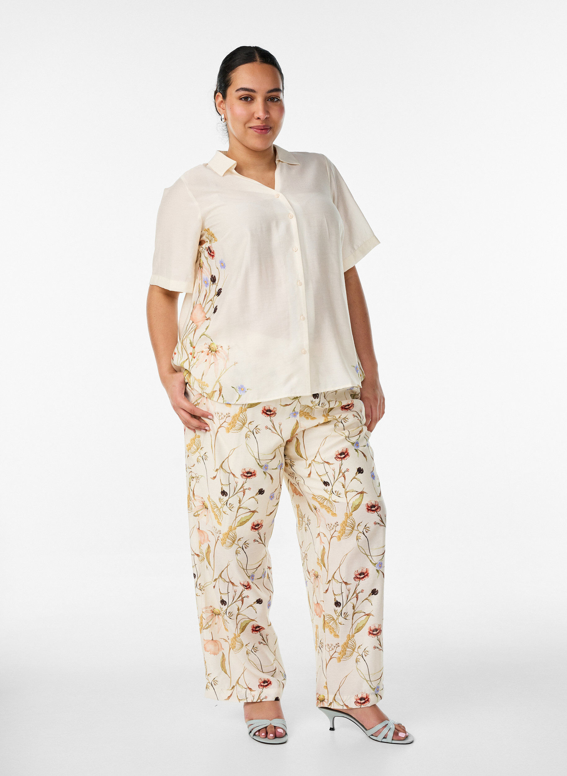 Zizzifashion Shirt blouse with elbow-length sleeves and floral details, Beige, Model image number 1