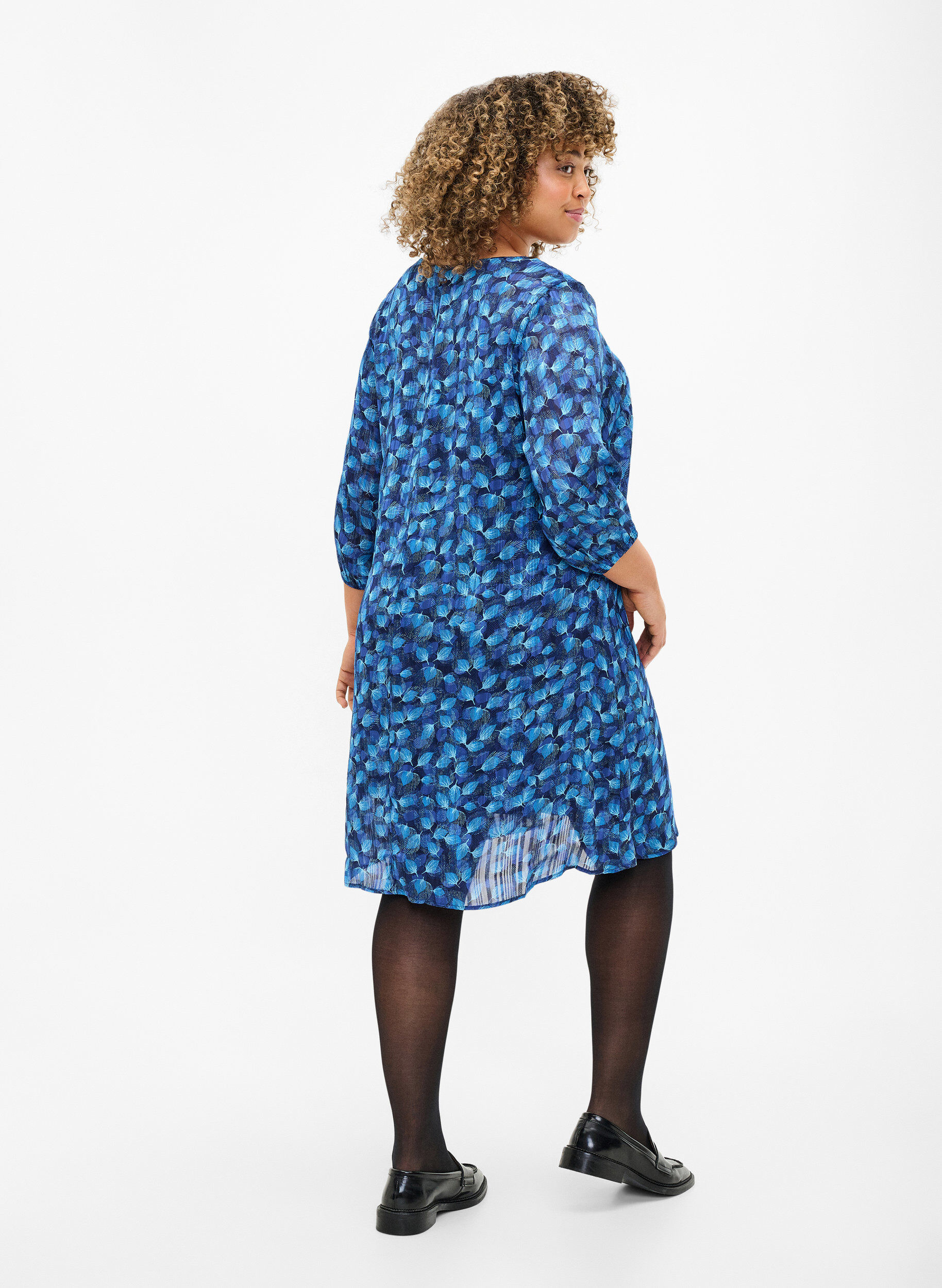 Zizzifashion Printed dress with v-neck and 3/4 sleeves, Navy Blazer Leaf AOP, Model image number 1