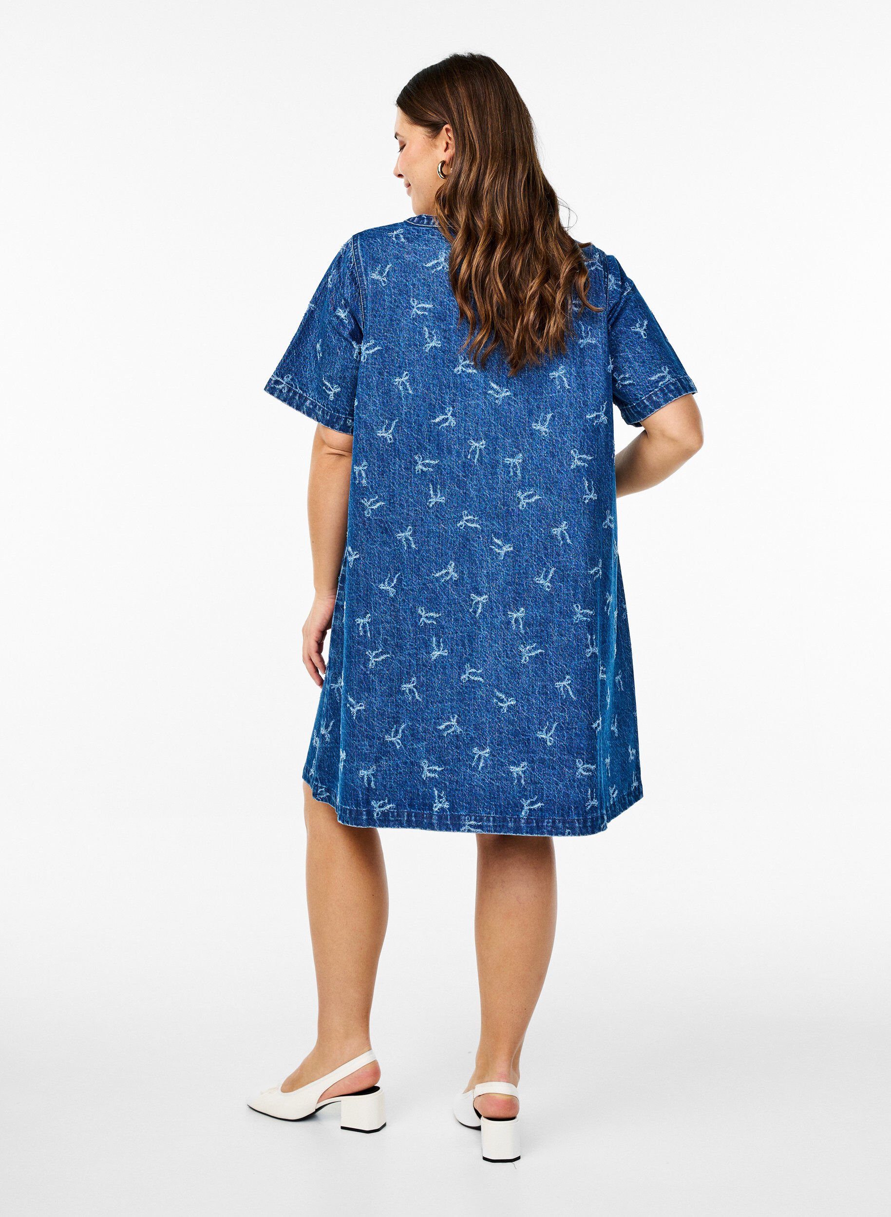 Zizzifashion Short denim dress with an A-line cut and floral pattern, Blue, Model image number 2