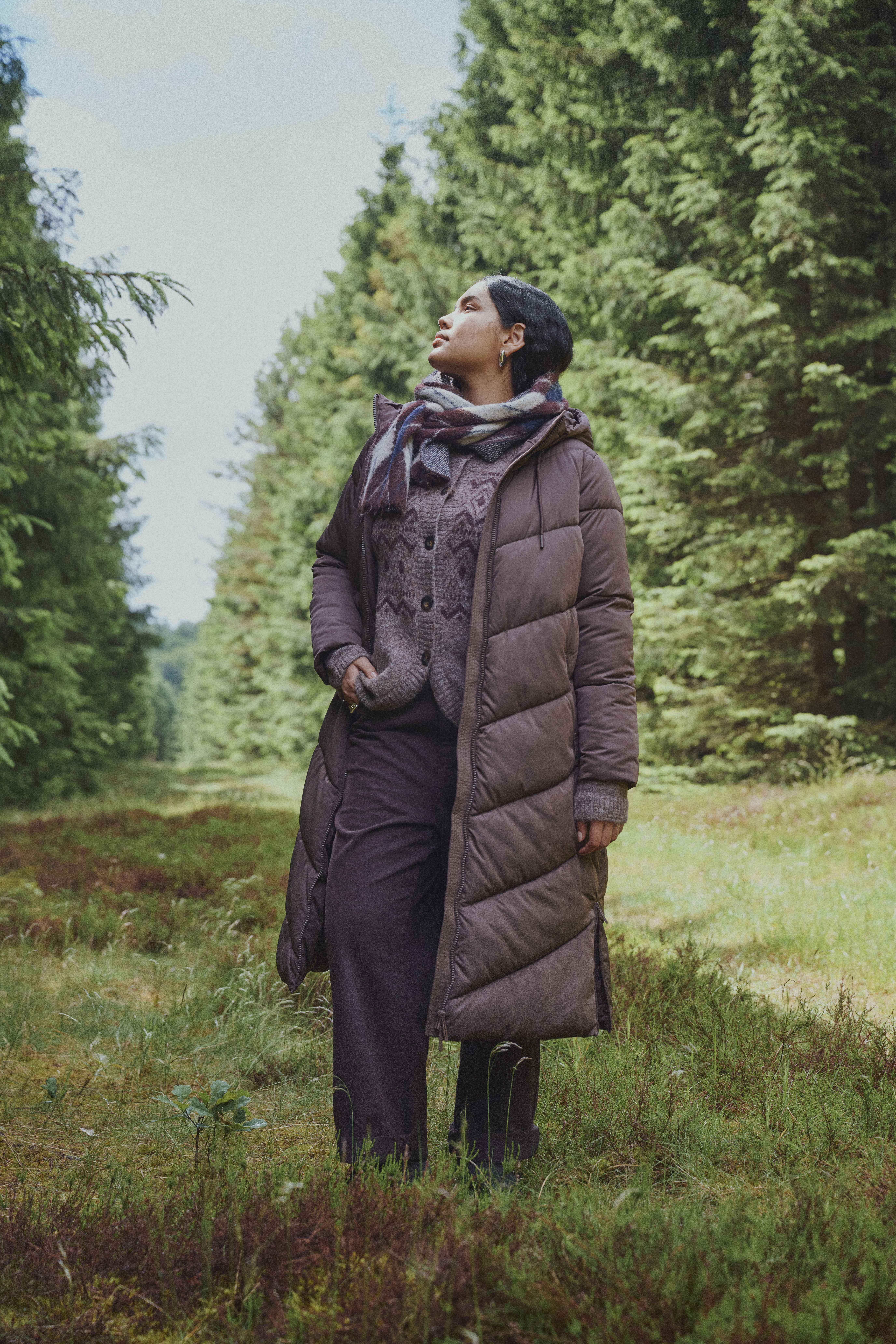 Warm forest look in earth tones, , Model