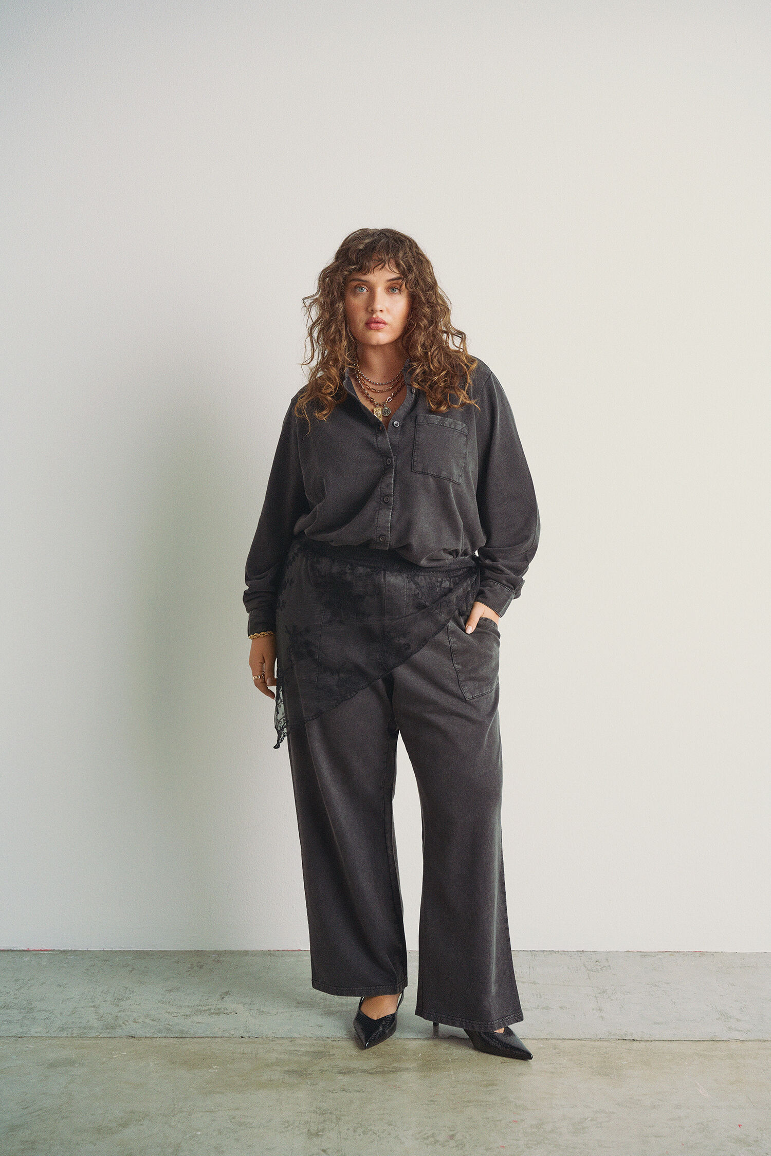 Matching grey set with details, , Model