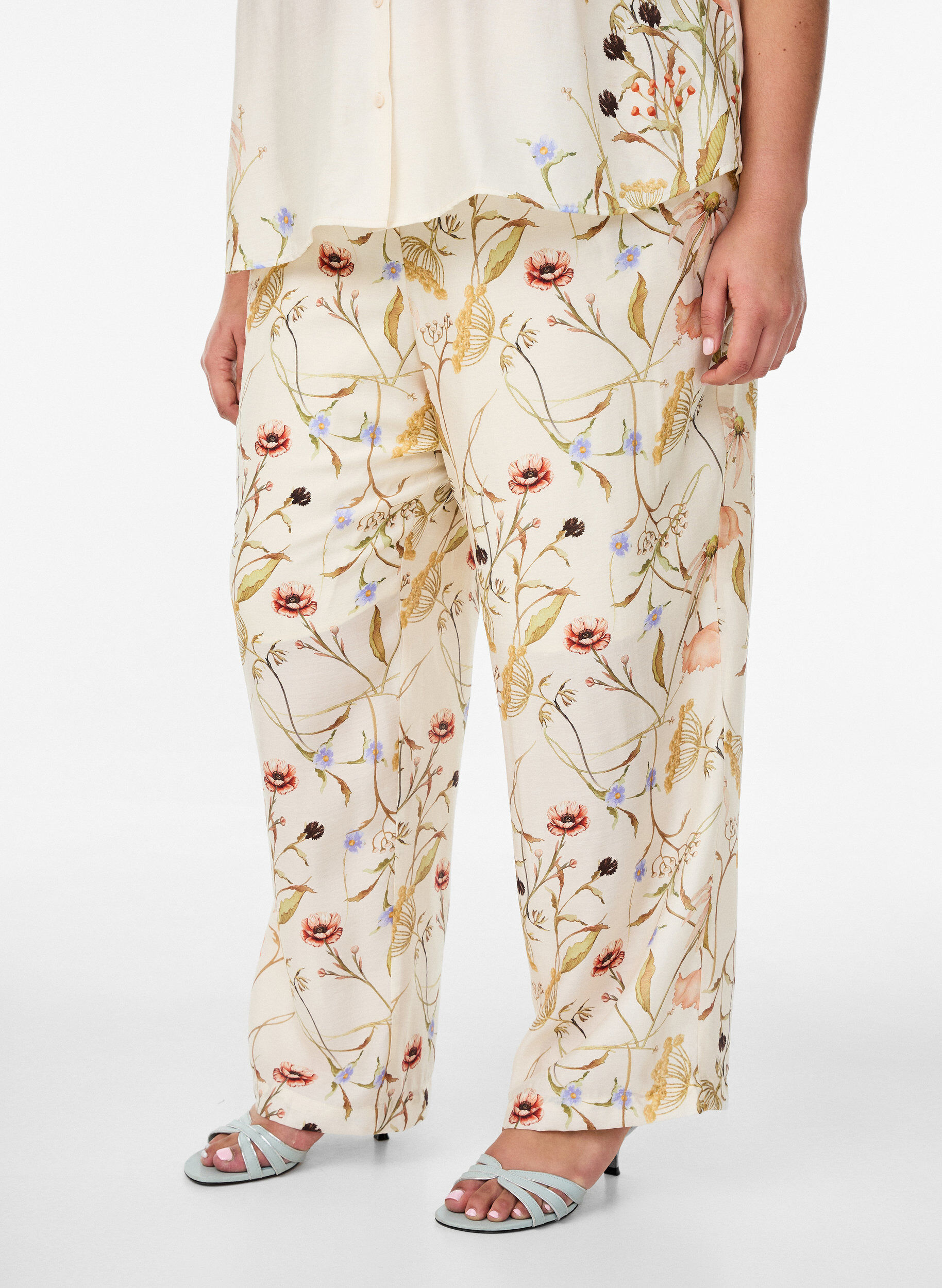 Zizzifashion High-waisted viscose trousers with floral print, Beige, Model image number 2
