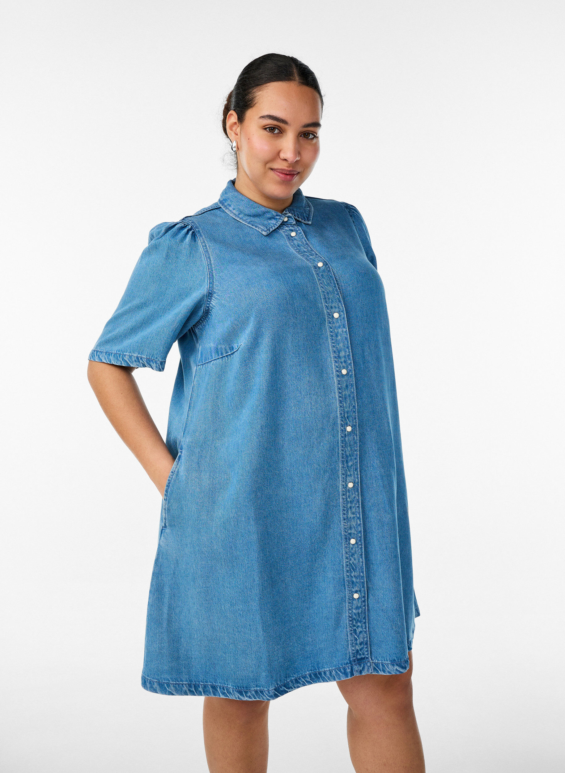 Zizzifashion Denim dress in lyocell with buttons and short sleeves, Light Blue, Model image number 0