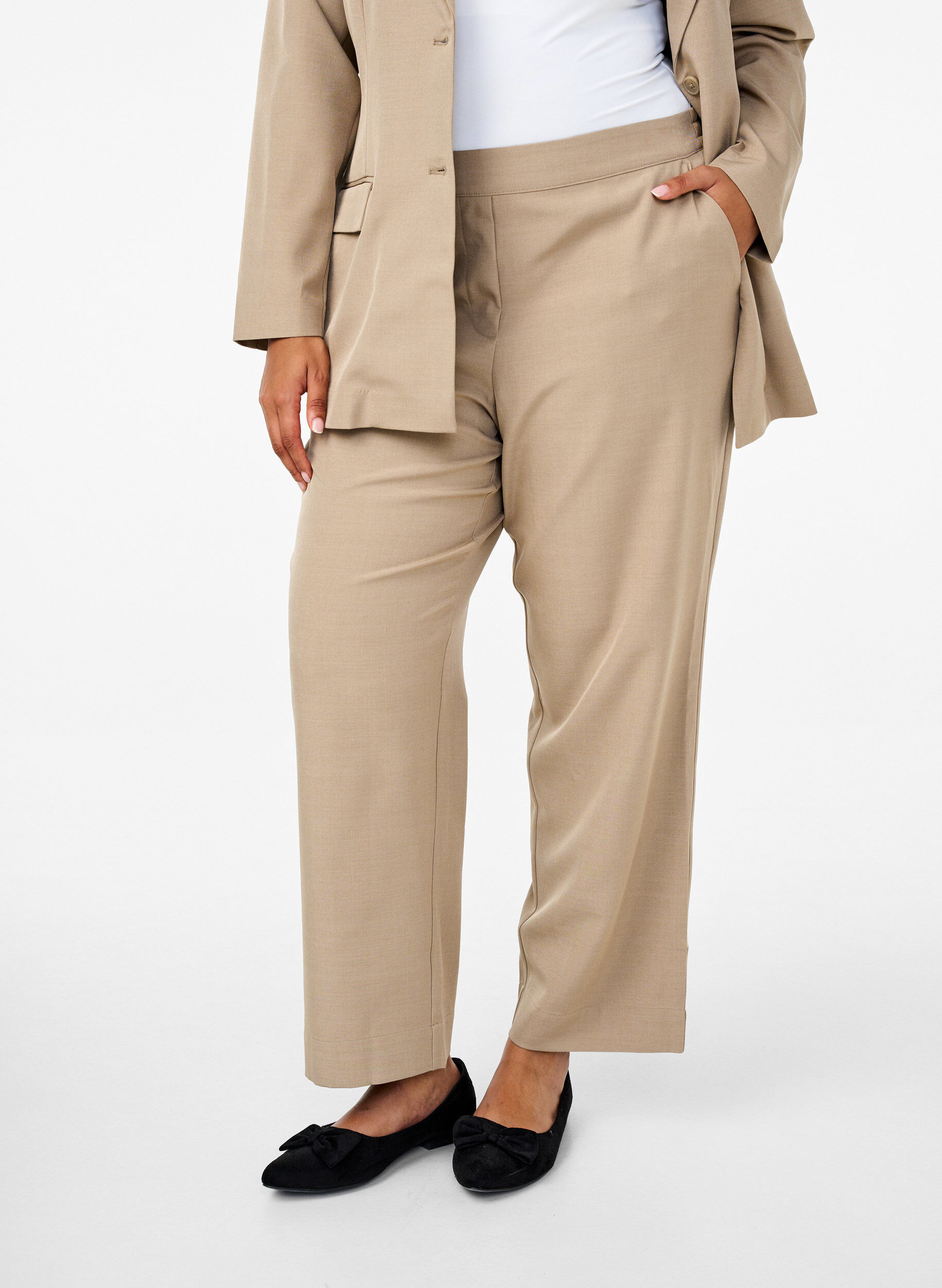 Zizzifashion FLASH - Loose trousers with pockets, Weathered Teak Mel, Model image number 2