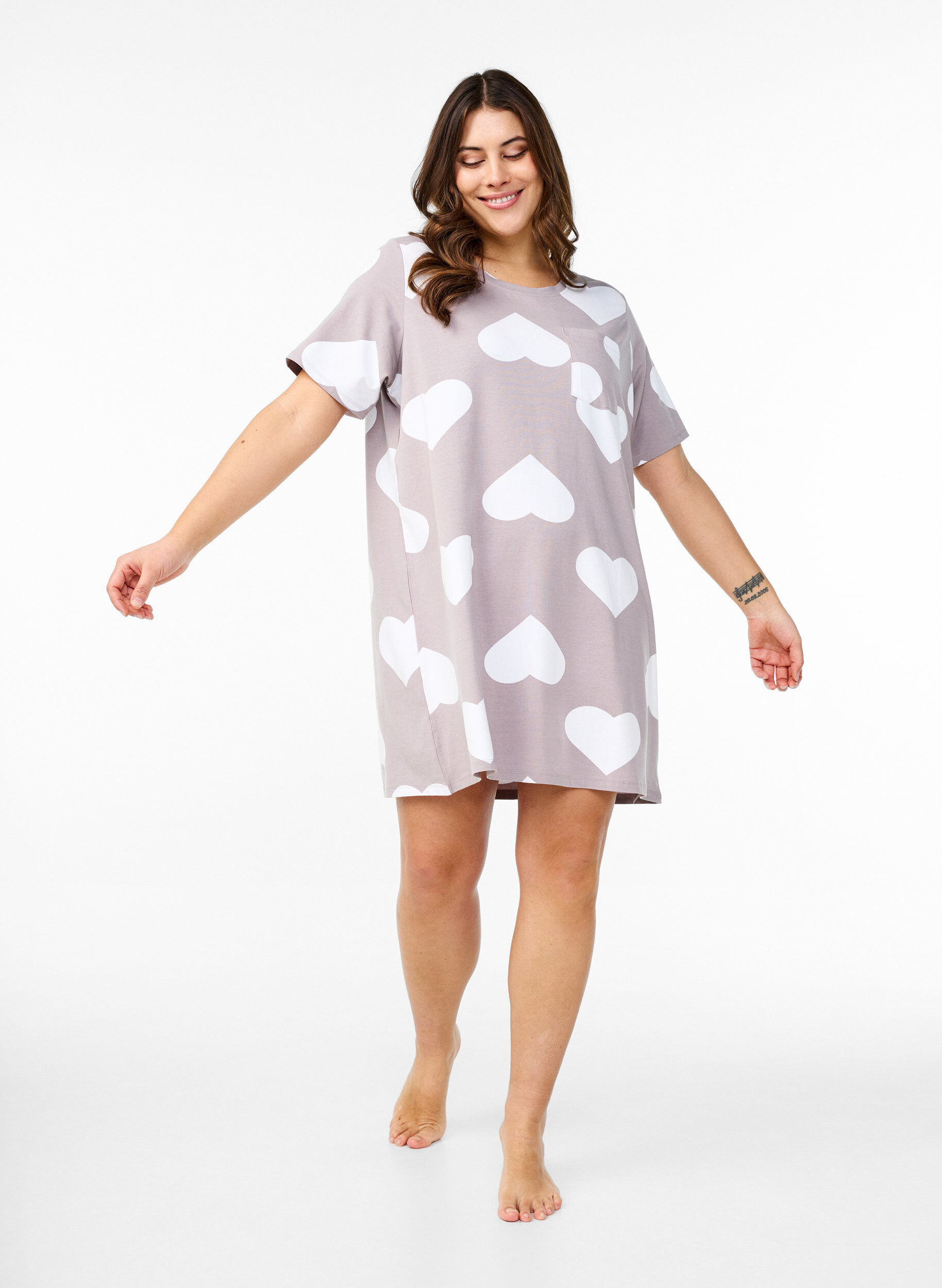 Zizzifashion Long night t-shirt in a modal blend with hearts, Grey, Model image number 1