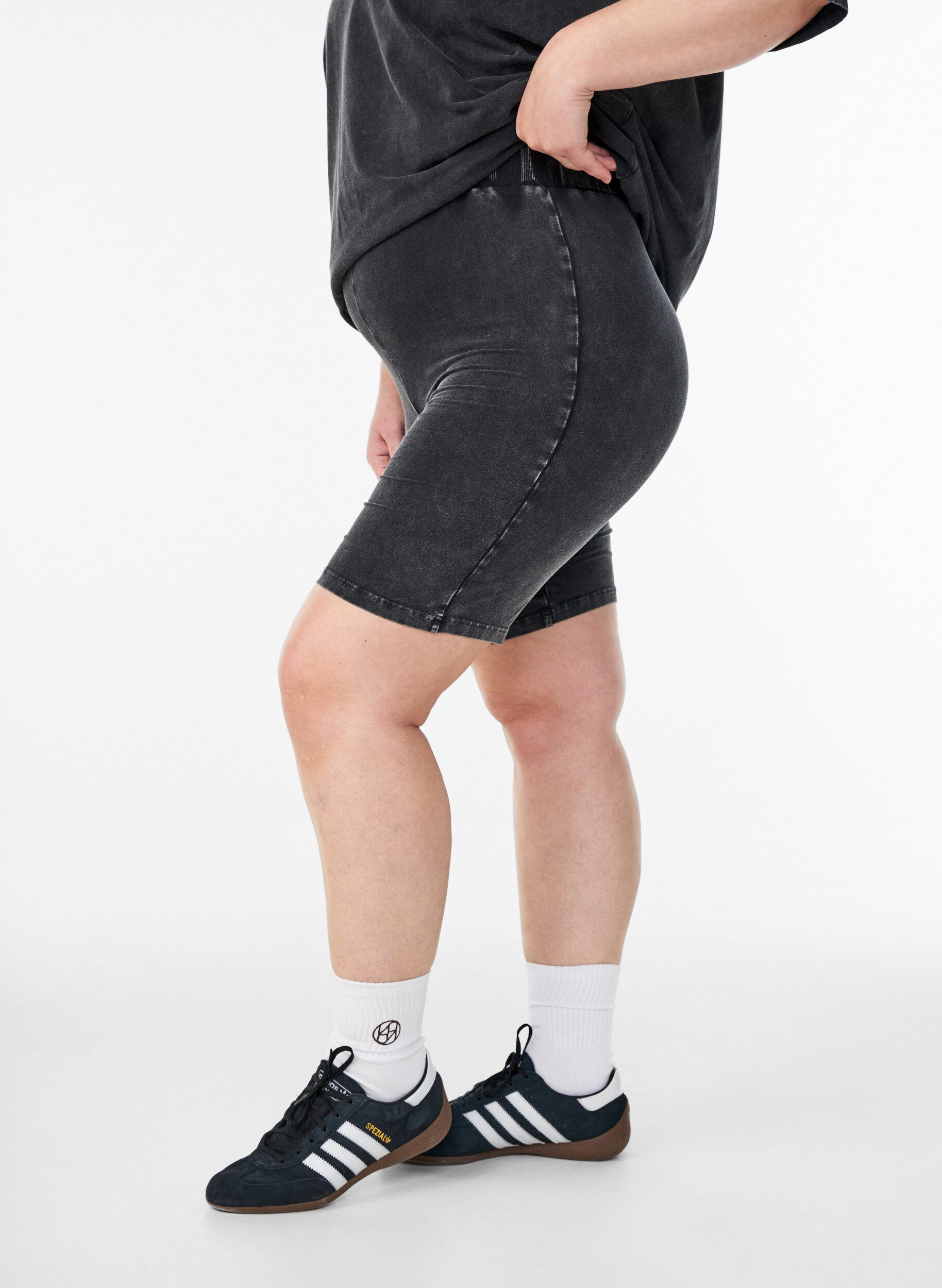 Fitted jersey shorts with a washed effect, Black, Model