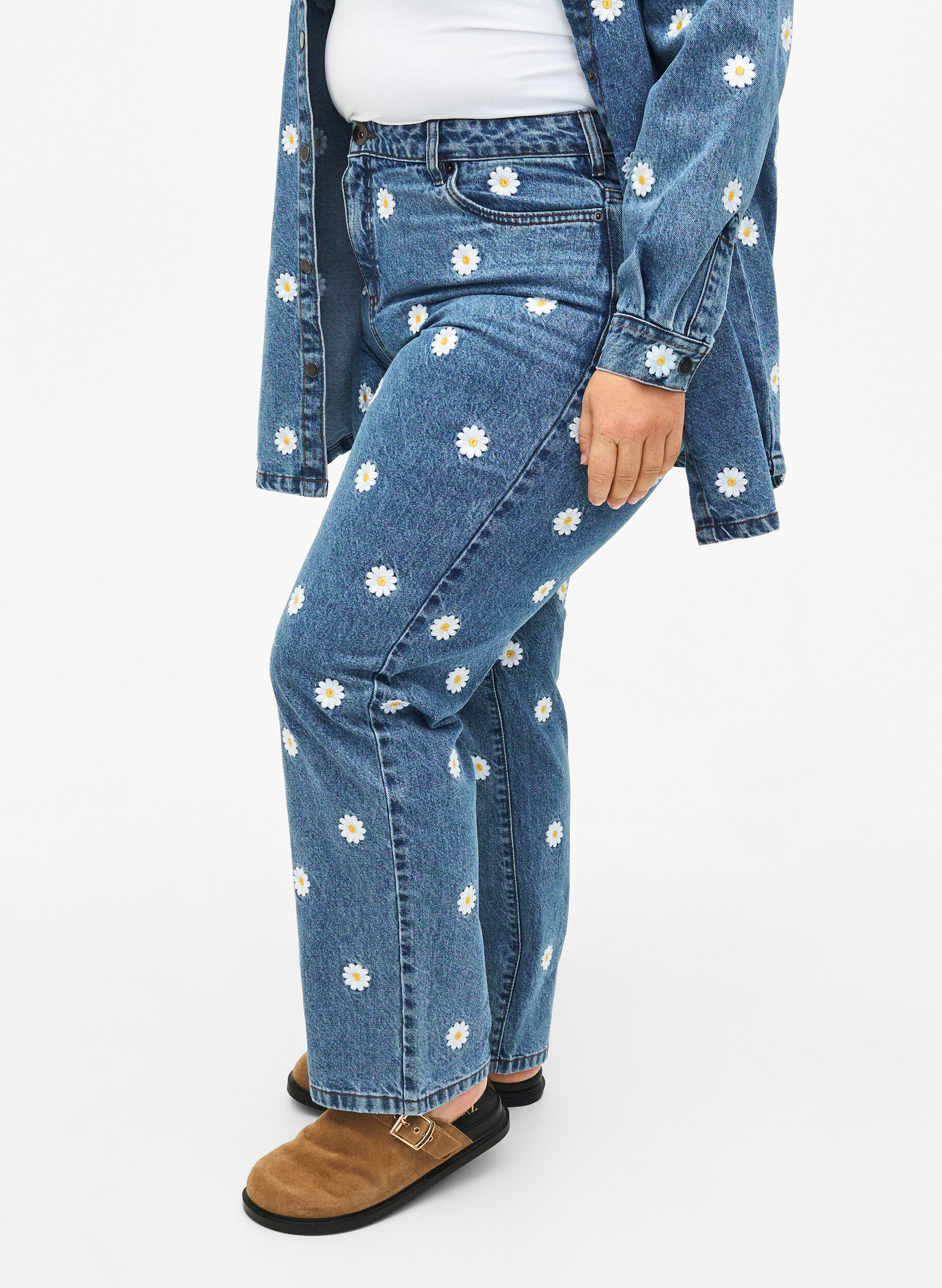 Zizzifashion High waist Gemma jeans with daisies, Light Blue, Model image number 2