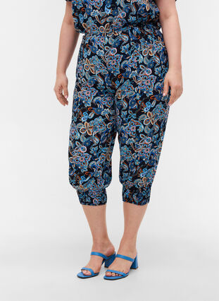 Viscose capris with print and smock detailing, Paisley AOP, Model image number 2