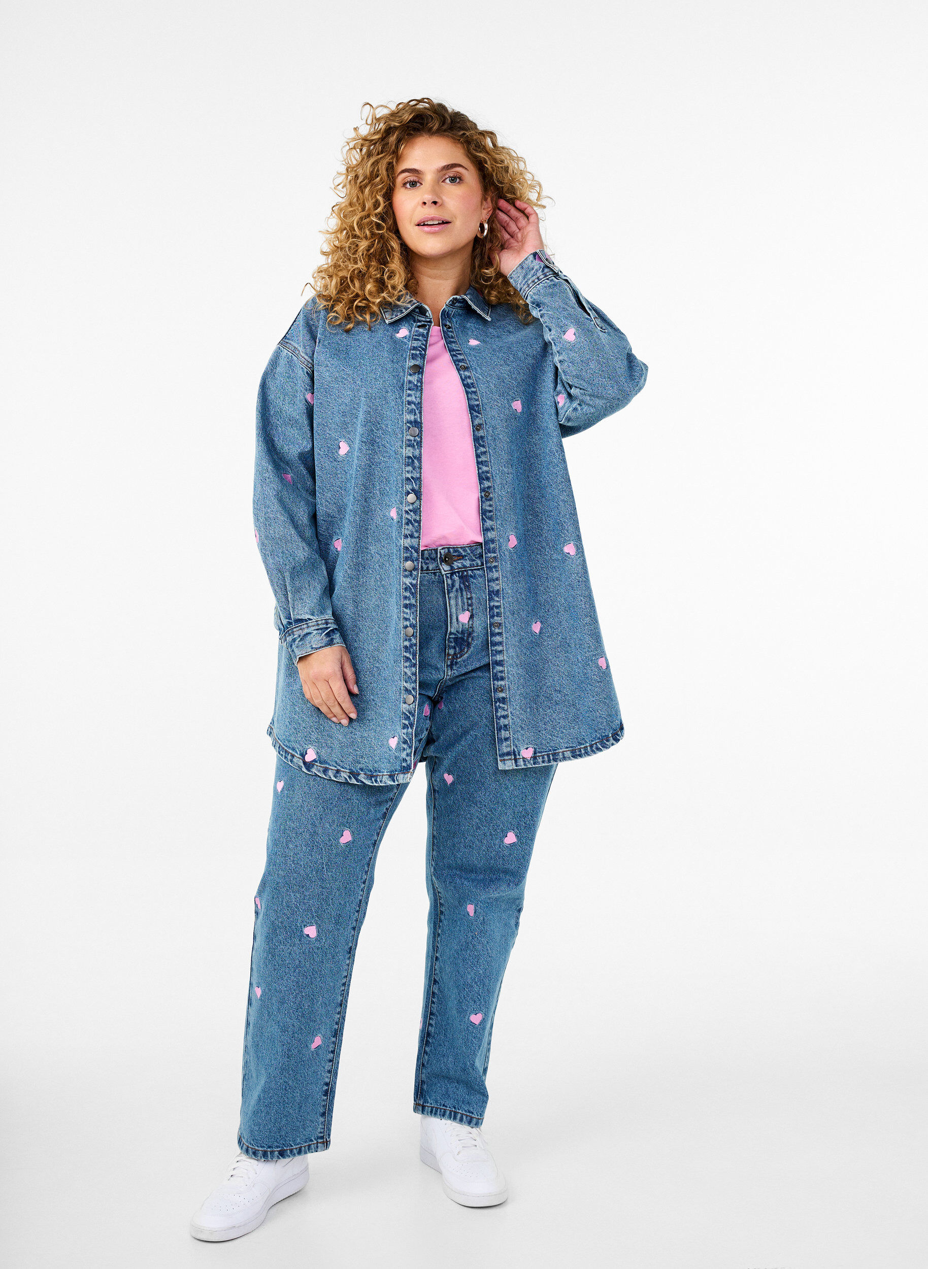 Zizzifashion Loose denim shirt with embroidered lips, Light Blue Heart, Model image number 2