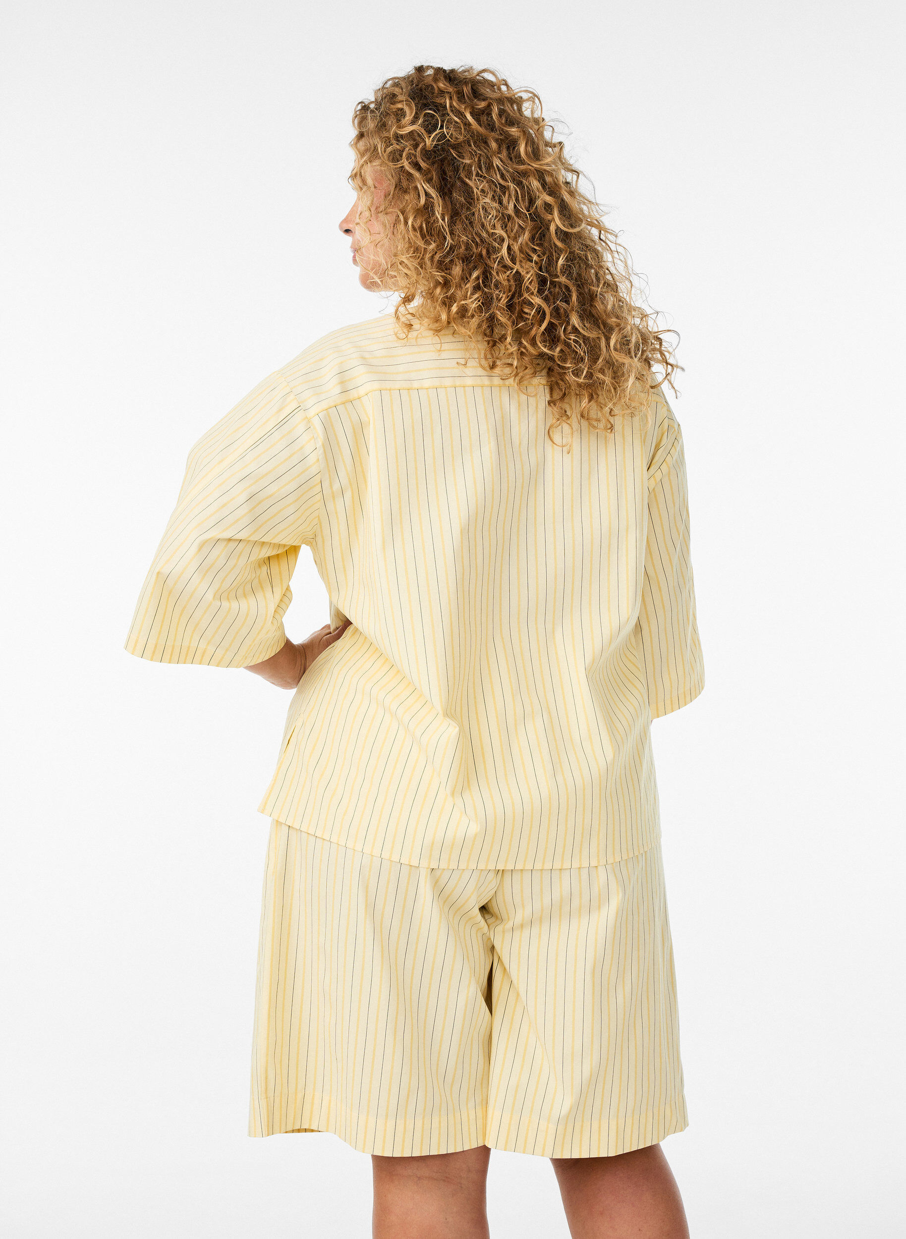 Zizzifashion Striped high-waisted shorts with a loose fit, Yellow, Model image number 2