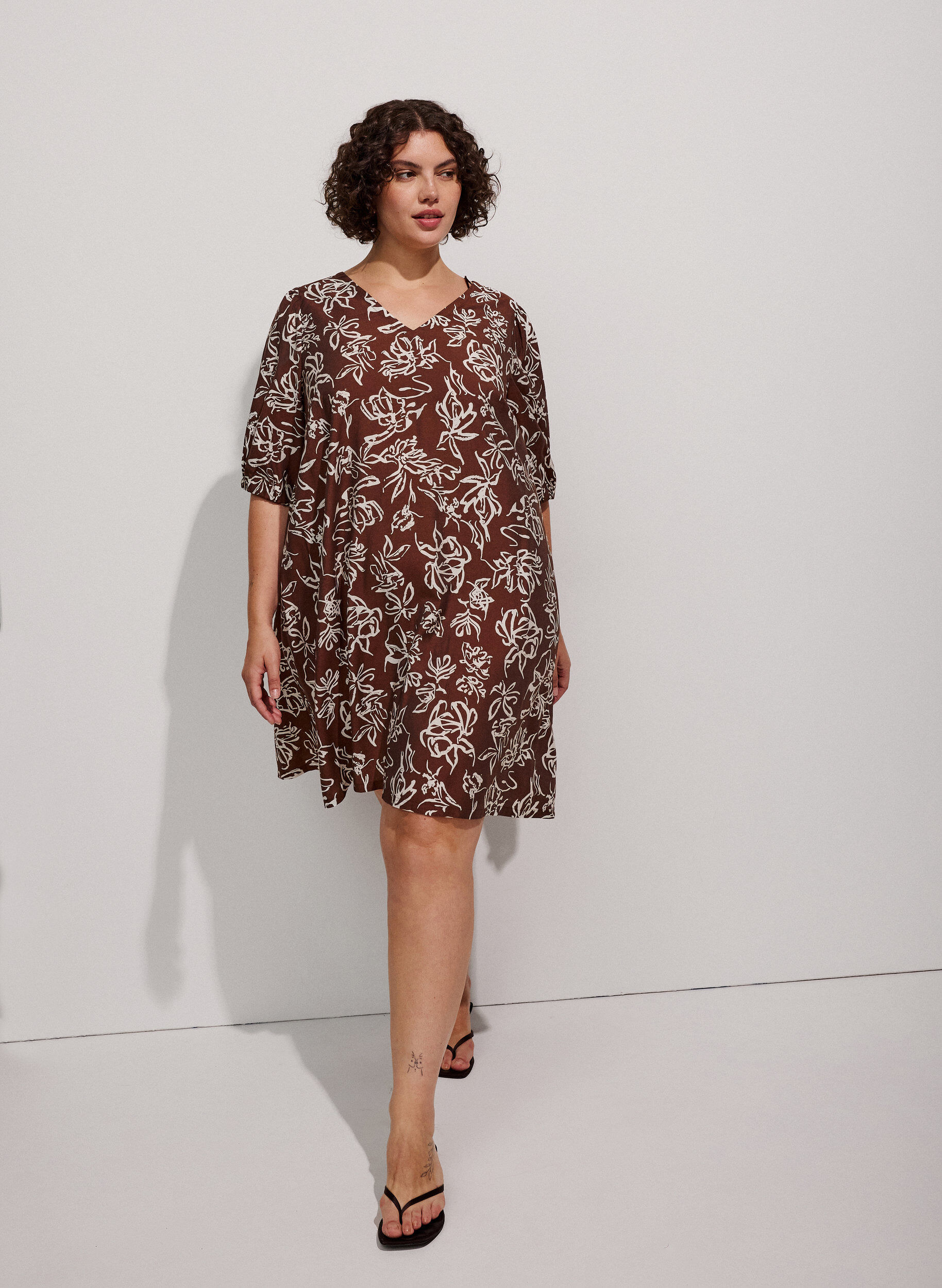 ZizzifashionShort A-line dress with V-neck, Brown, Model image number 1