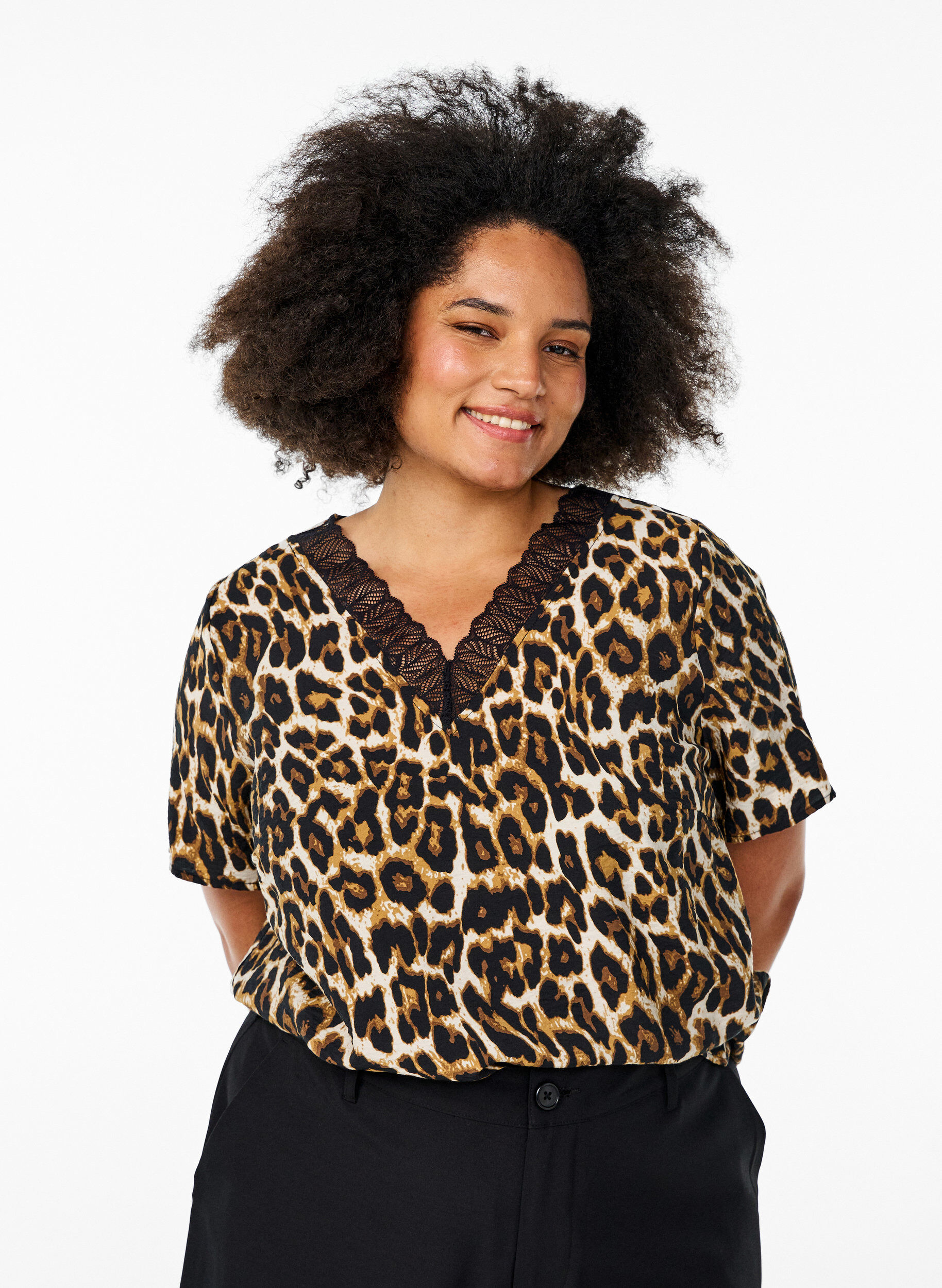 Short-sleeved viscose blouse with lace trim, Brown, Model